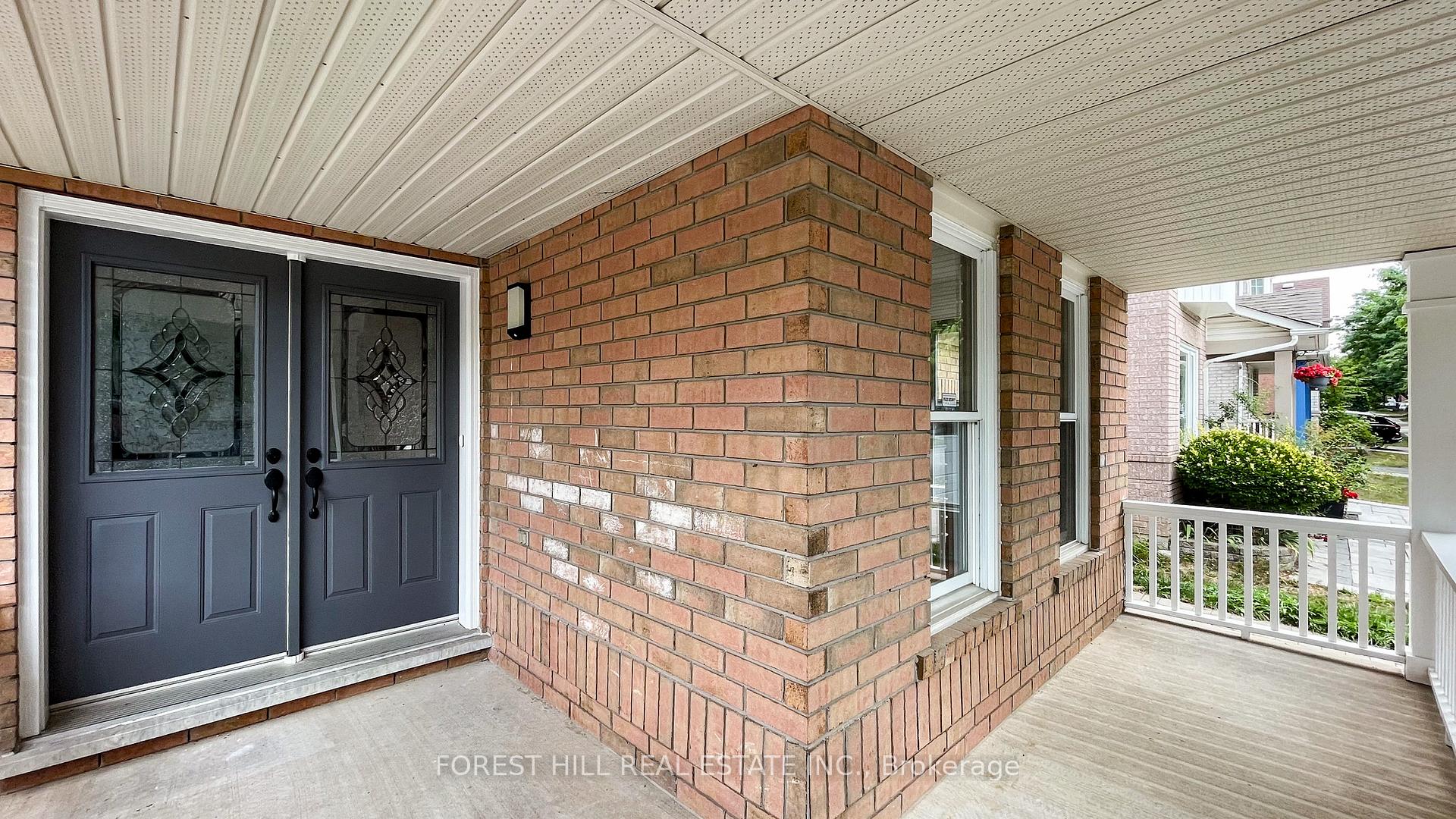 Photo 2 of 4 Lionheart Lane, Markham, Berczy — HOMEH