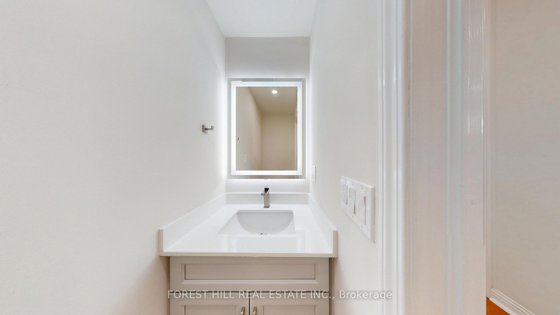 Photo 9 of 4 Lionheart Lane, Markham, Berczy — HOMEH