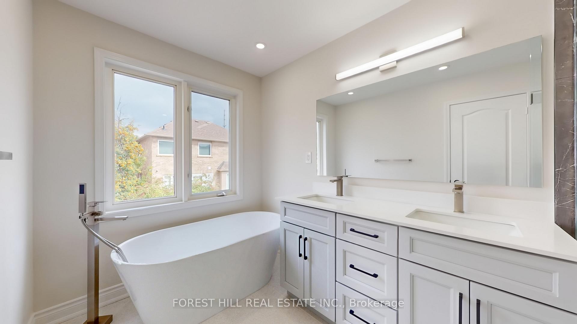 Photo 14 of 4 Lionheart Lane, Markham, Berczy — HOMEH