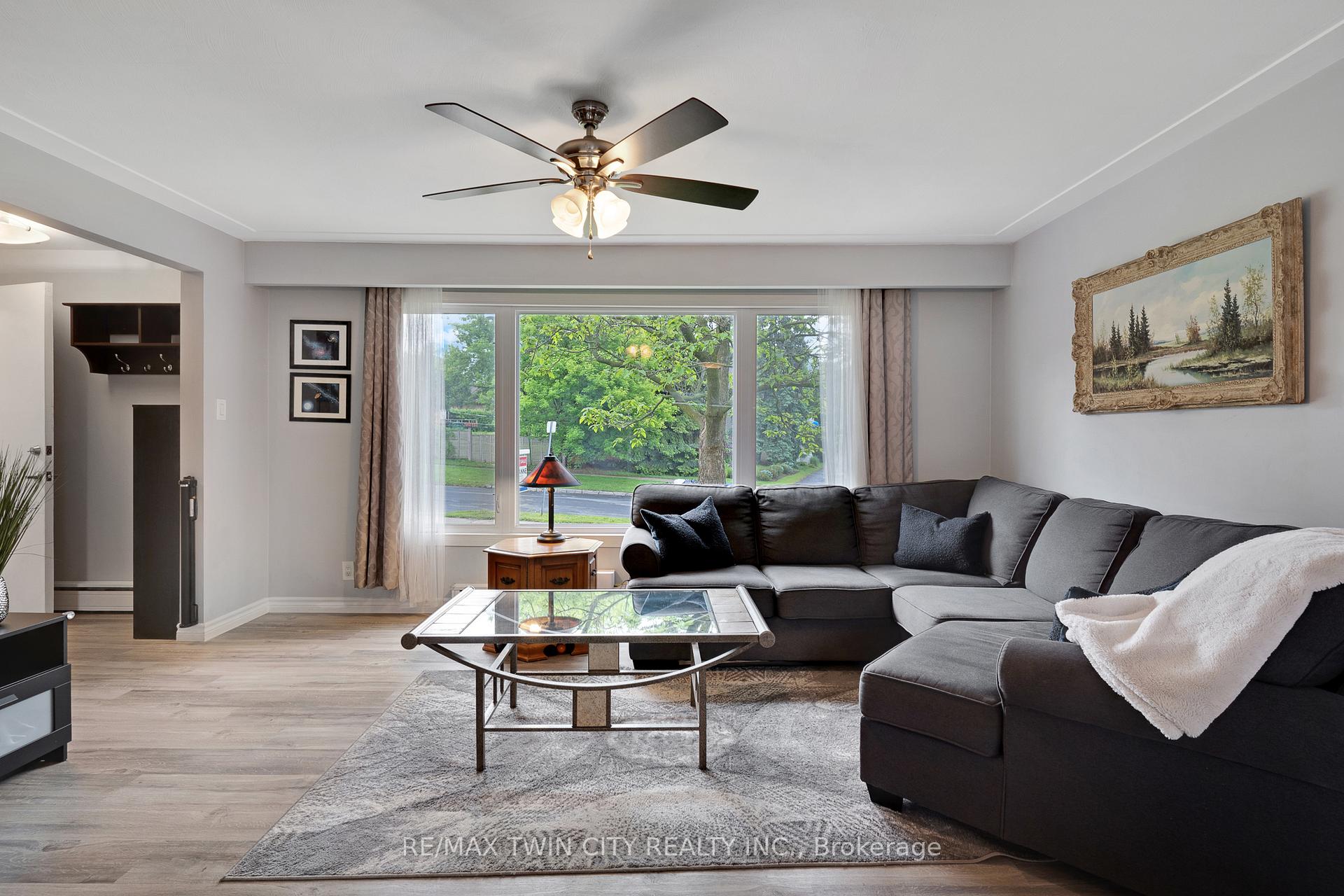 Photo 2 of 92 Kenwood Drive, Kitchener — HOMEH