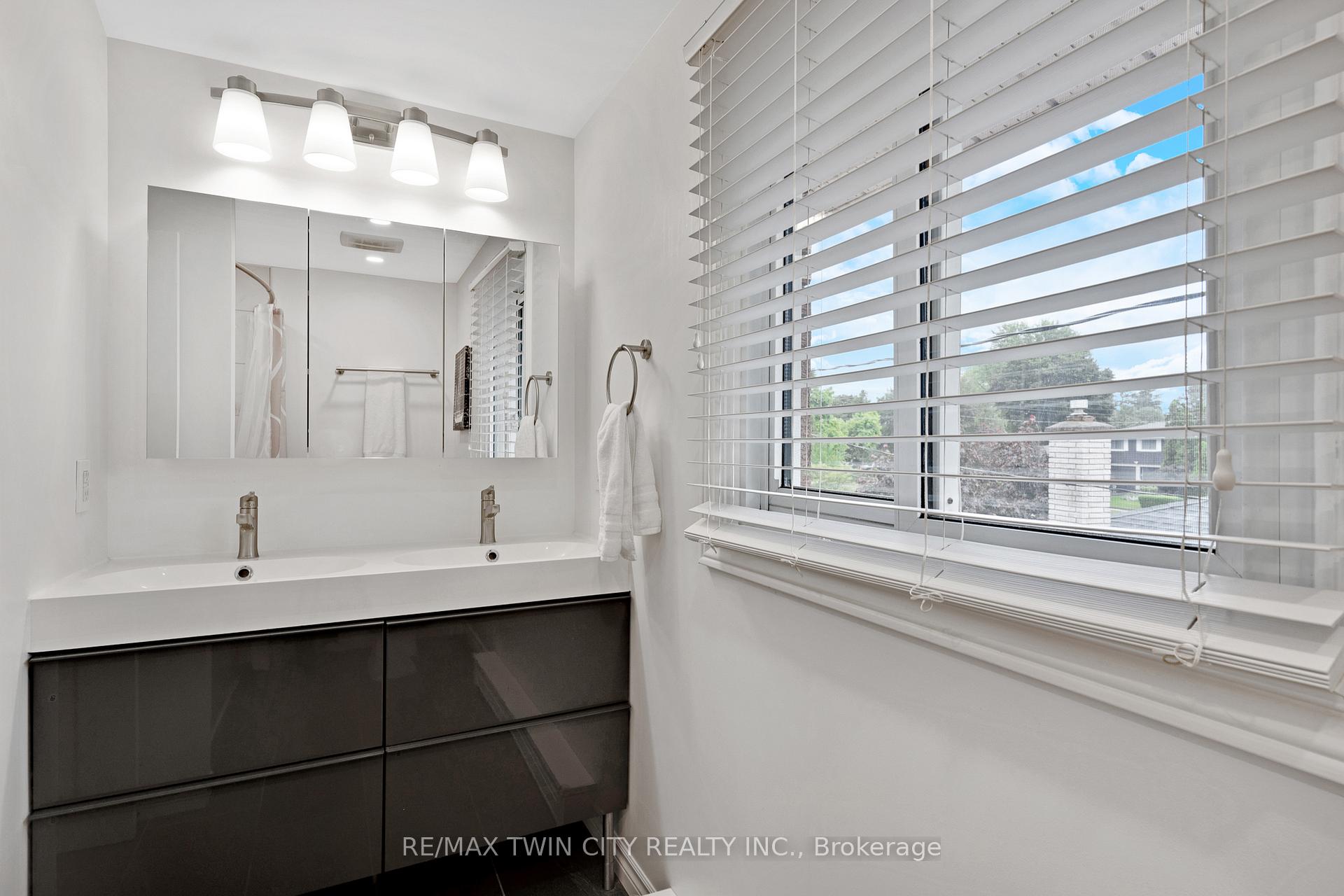 Photo 17 of 92 Kenwood Drive, Kitchener — HOMEH