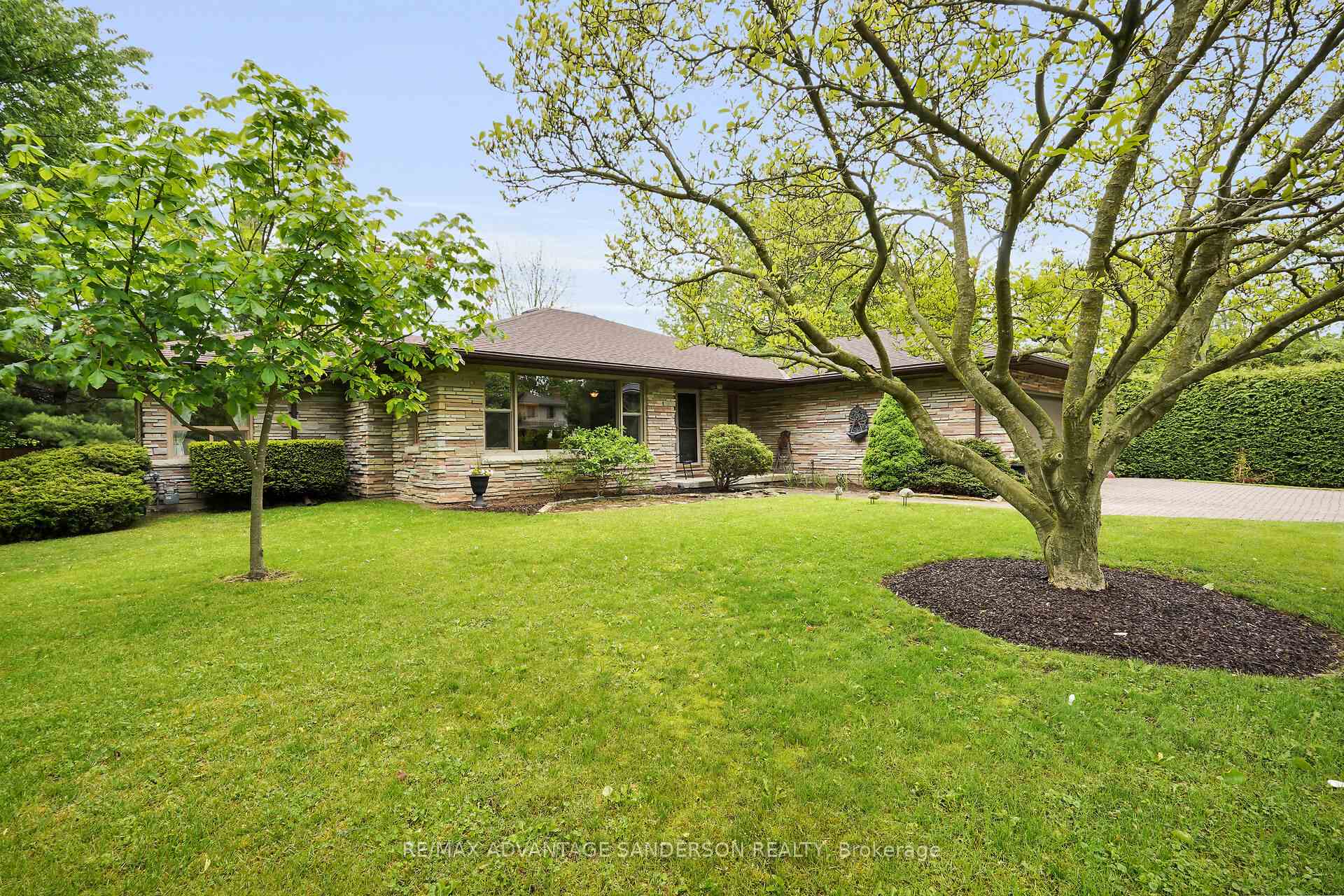 Photo 1 of 8 Currie Court, Middlesex Centre, Poplar Hill — HOMEH