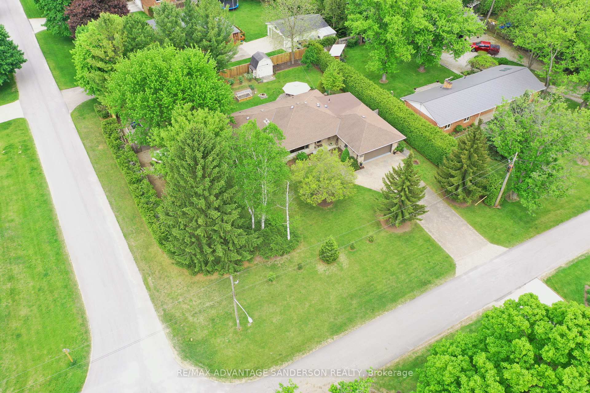 Photo 5 of 8 Currie Court, Middlesex Centre, Poplar Hill — HOMEH