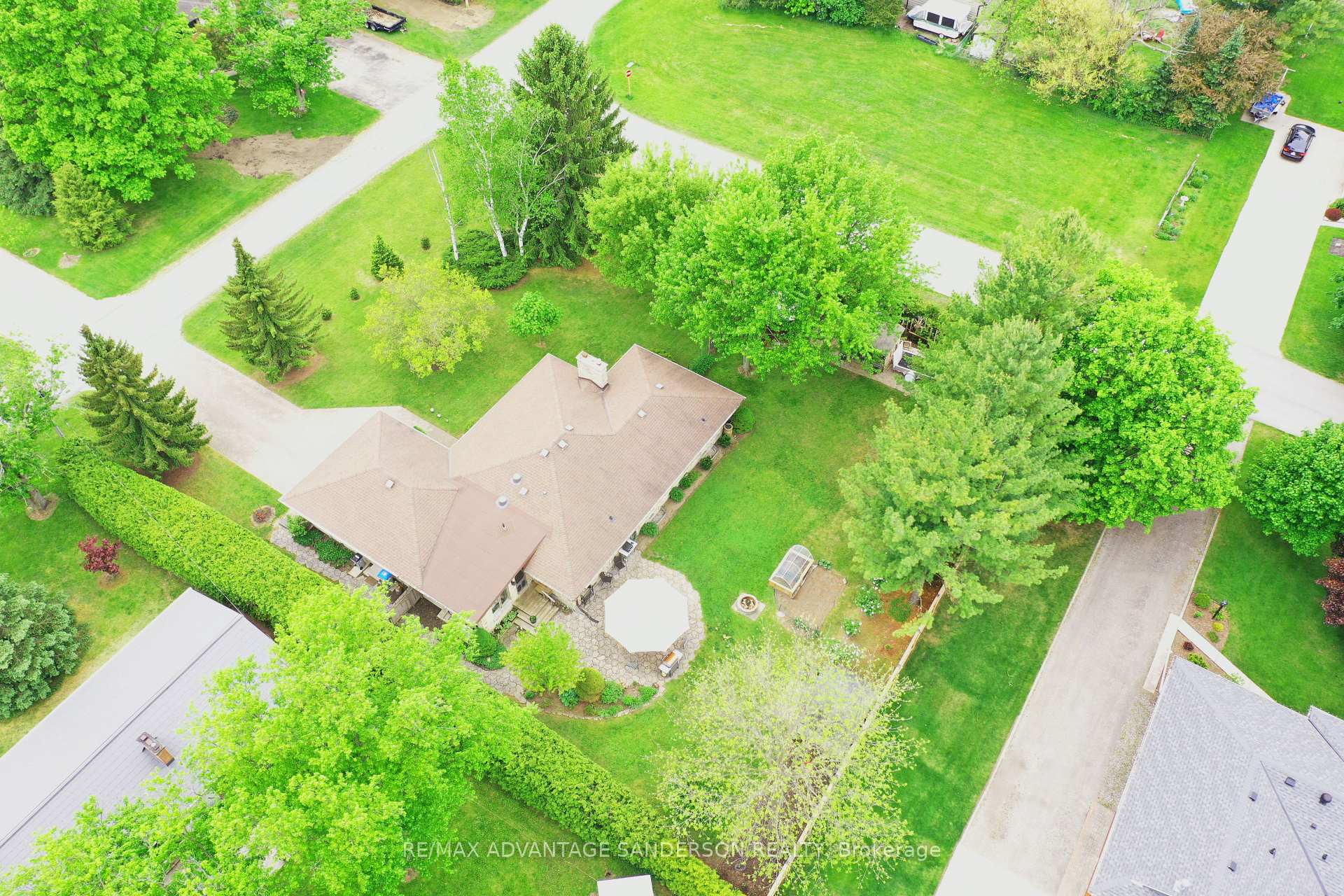 Photo 6 of 8 Currie Court, Middlesex Centre, Poplar Hill — HOMEH