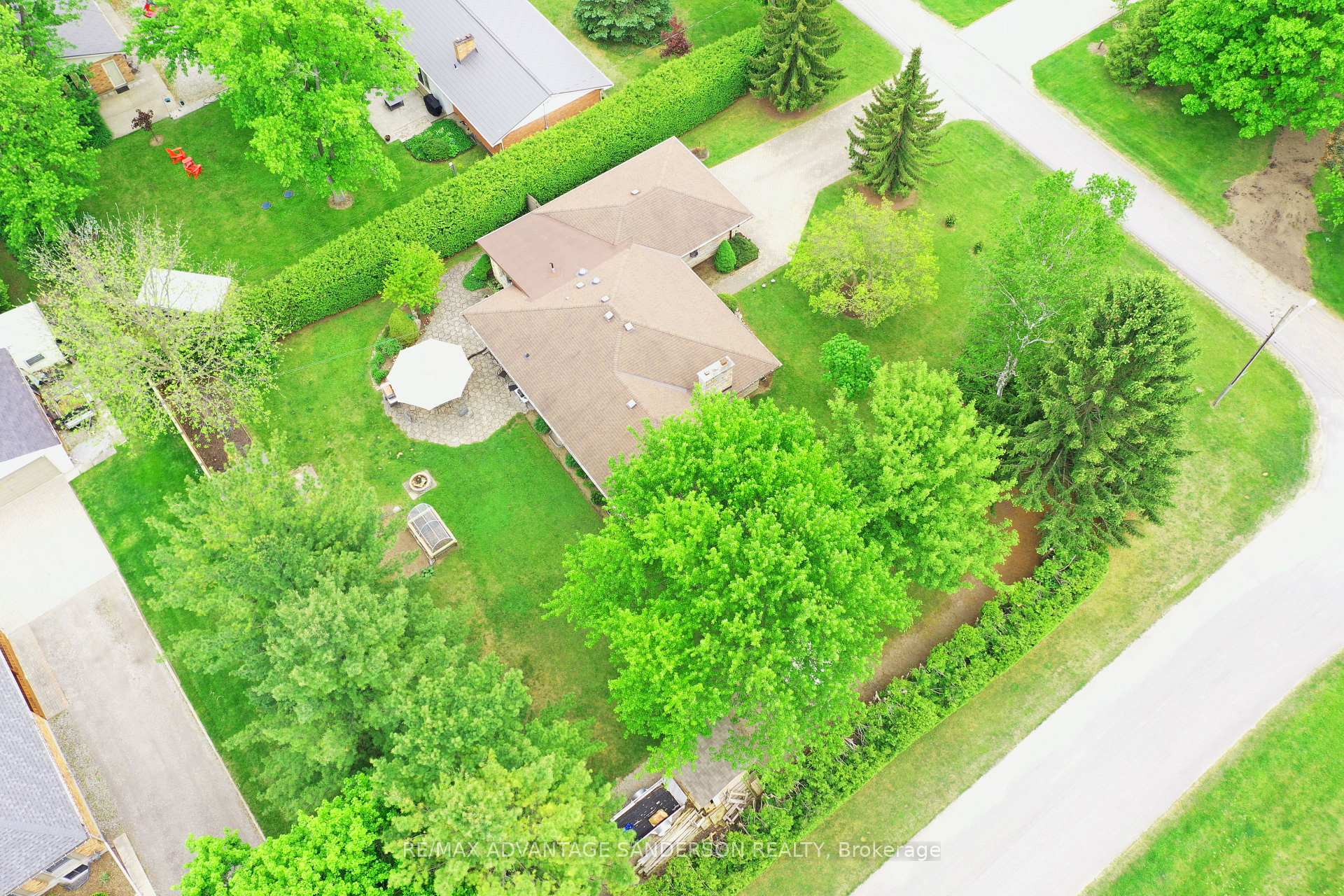 Photo 7 of 8 Currie Court, Middlesex Centre, Poplar Hill — HOMEH