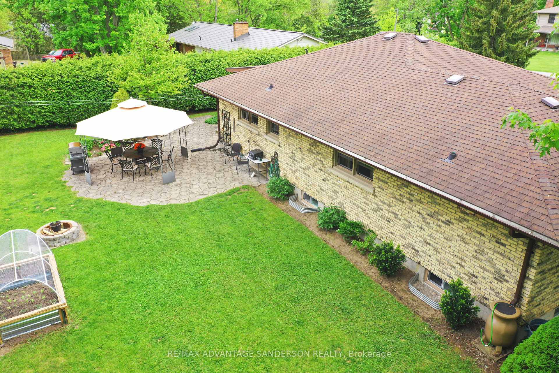 Photo 12 of 8 Currie Court, Middlesex Centre, Poplar Hill — HOMEH