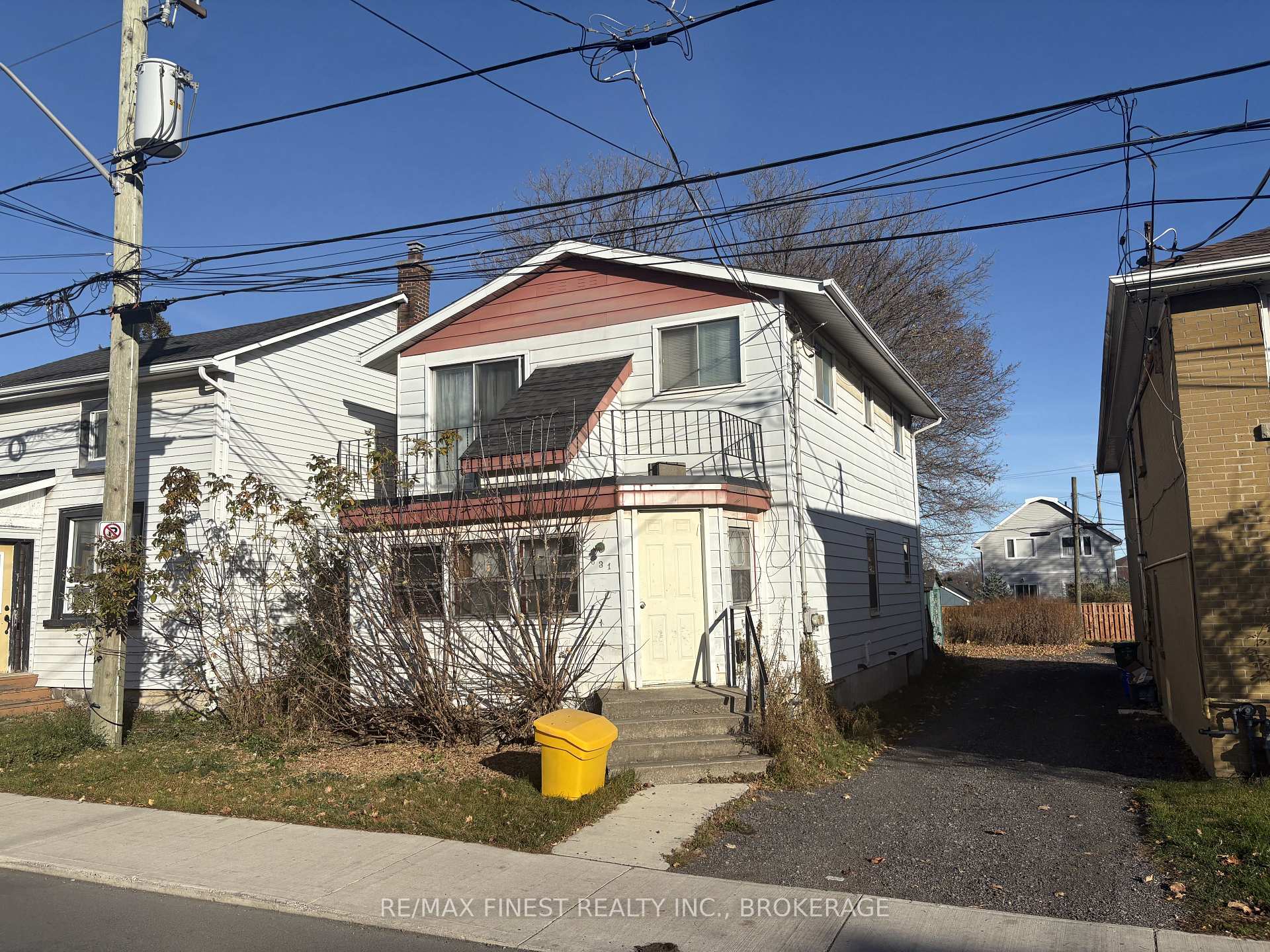Front of 631 Victoria Street
