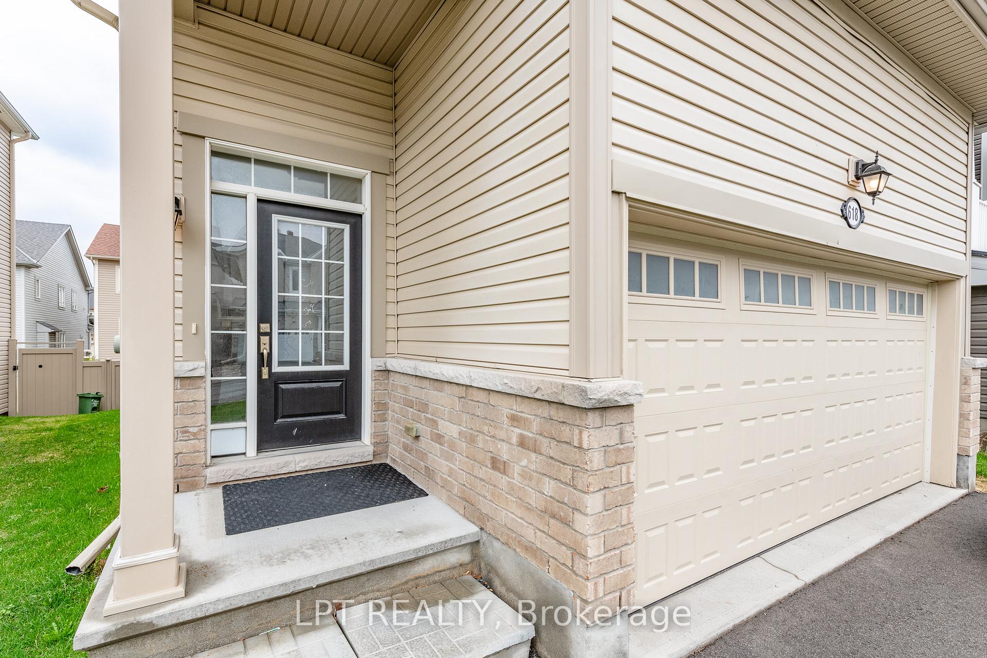 Photo 2 of 618 Silver Spruce Way, Ottawa, Kanata - Emerald Meadows/Trailwest — HOMEH