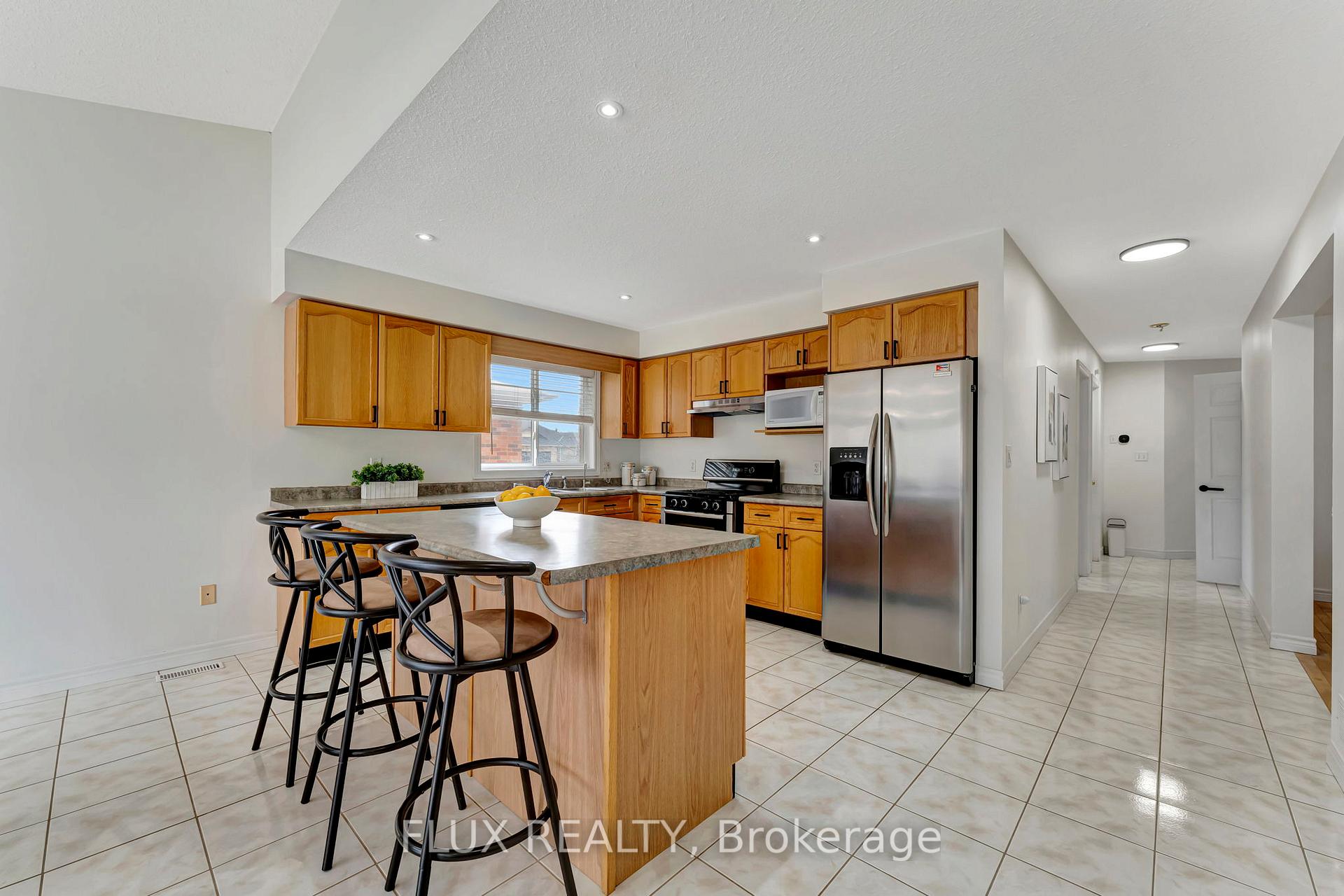 Photo 10 of 509 Pine Hollow Court, Kitchener — HOMEH