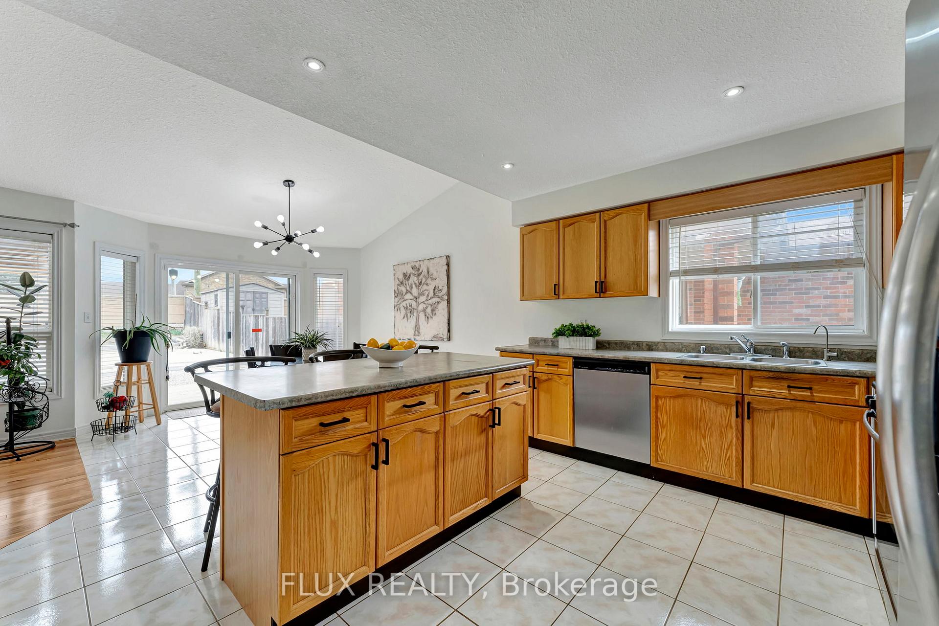 Photo 12 of 509 Pine Hollow Court, Kitchener — HOMEH