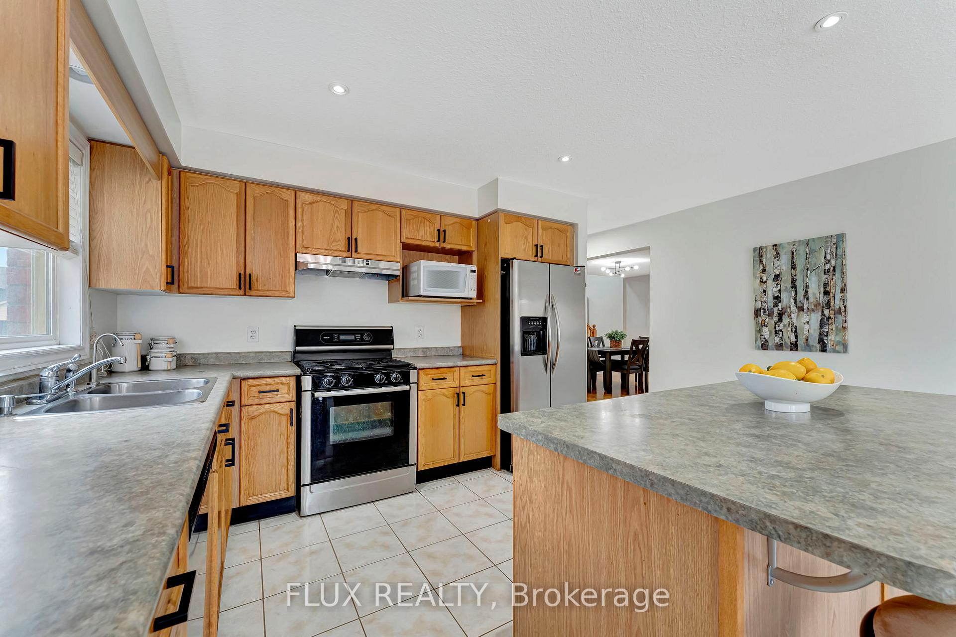 Photo 13 of 509 Pine Hollow Court, Kitchener — HOMEH