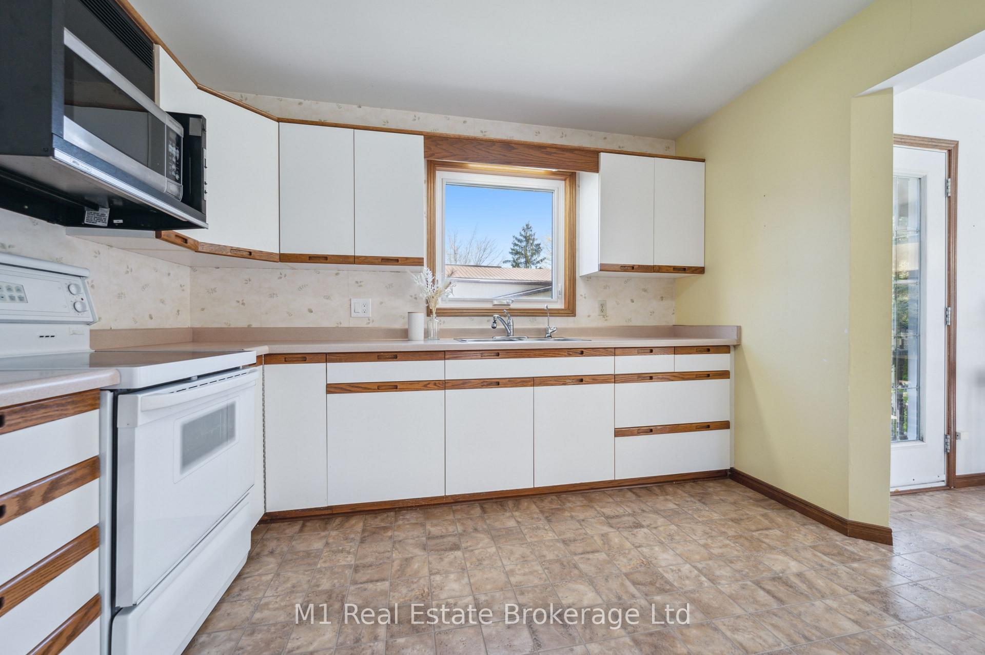 Photo 13 of 27 Geddes Street W, Minto — HOMEH