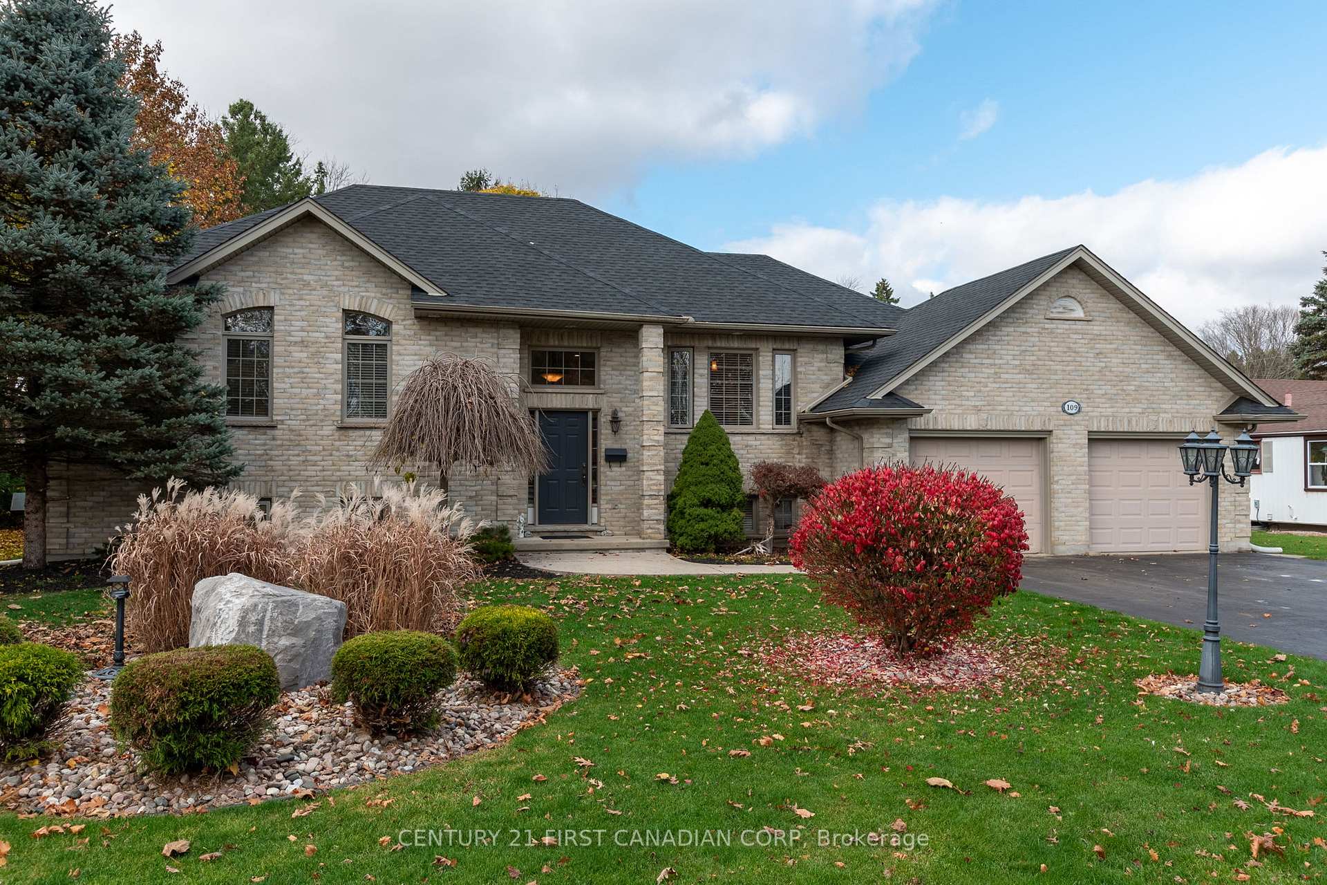 Photo 2 of 109 Princess Avenue, Middlesex Centre, Komoka — HOMEH