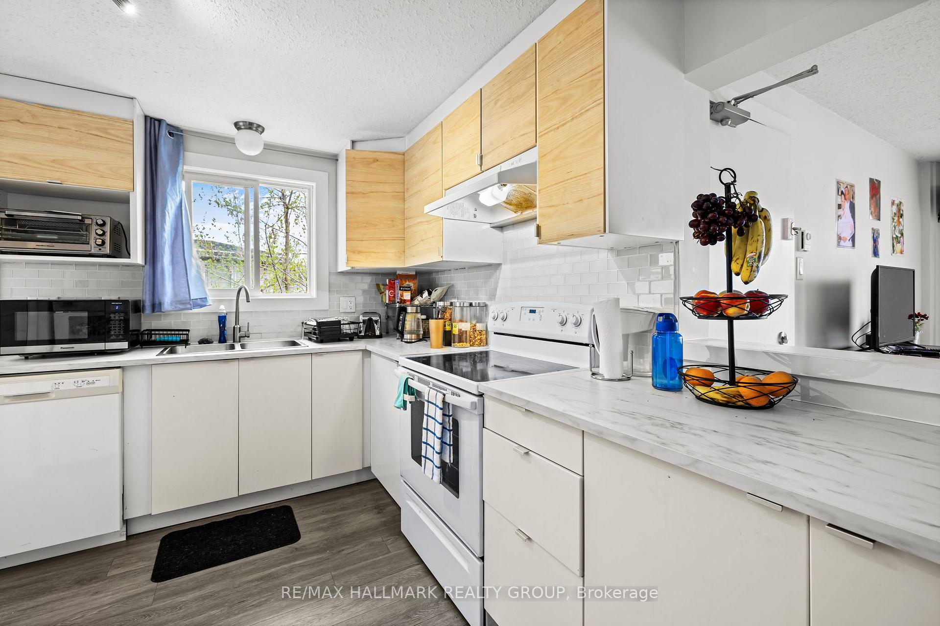 Photo 10 of 135 Glamorgan Drive, Ottawa, Kanata - Glencairn/Hazeldean — HOMEH