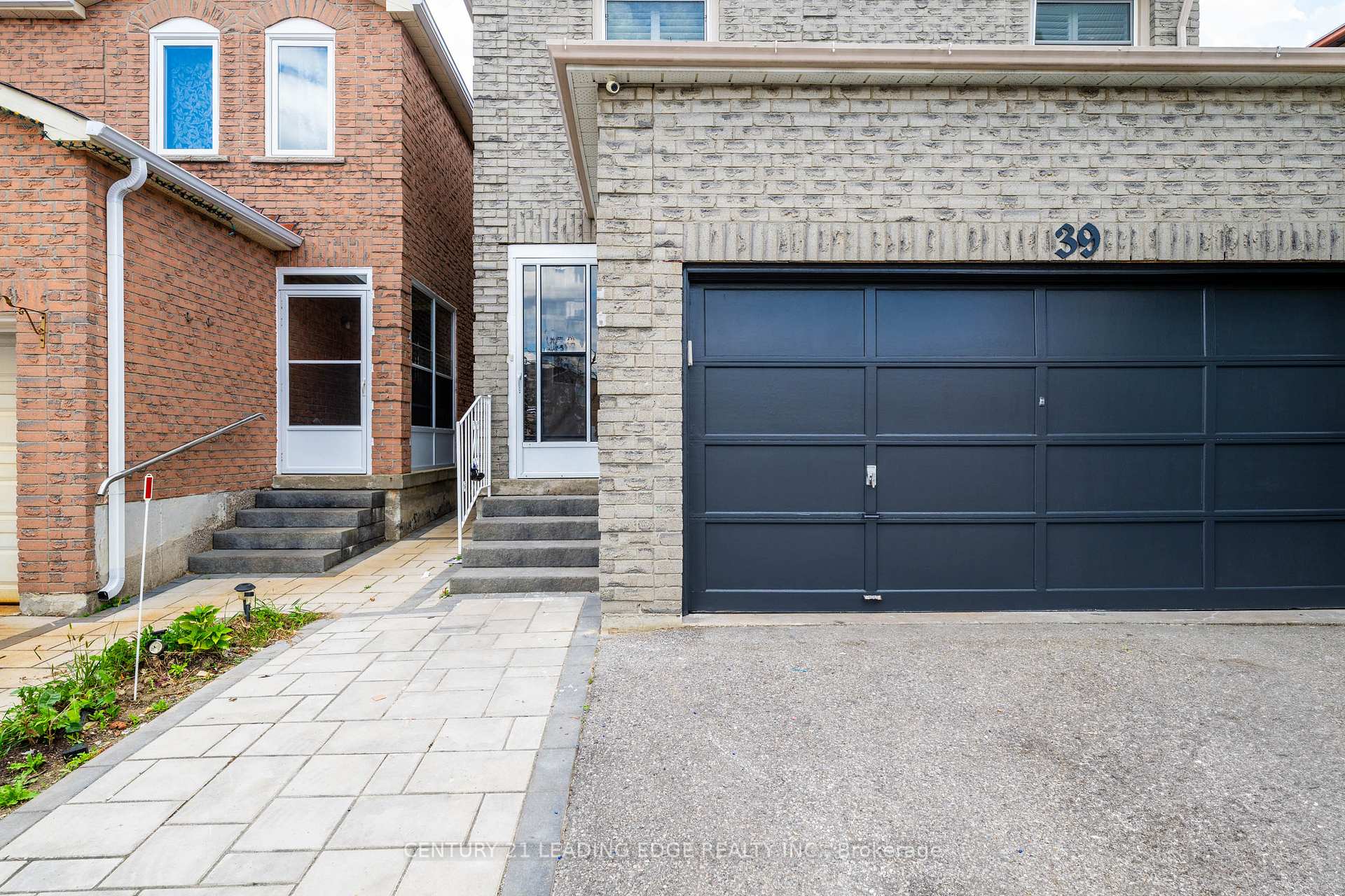 Photo 3 of 39 Lavron Court, Markham, Middlefield — HOMEH