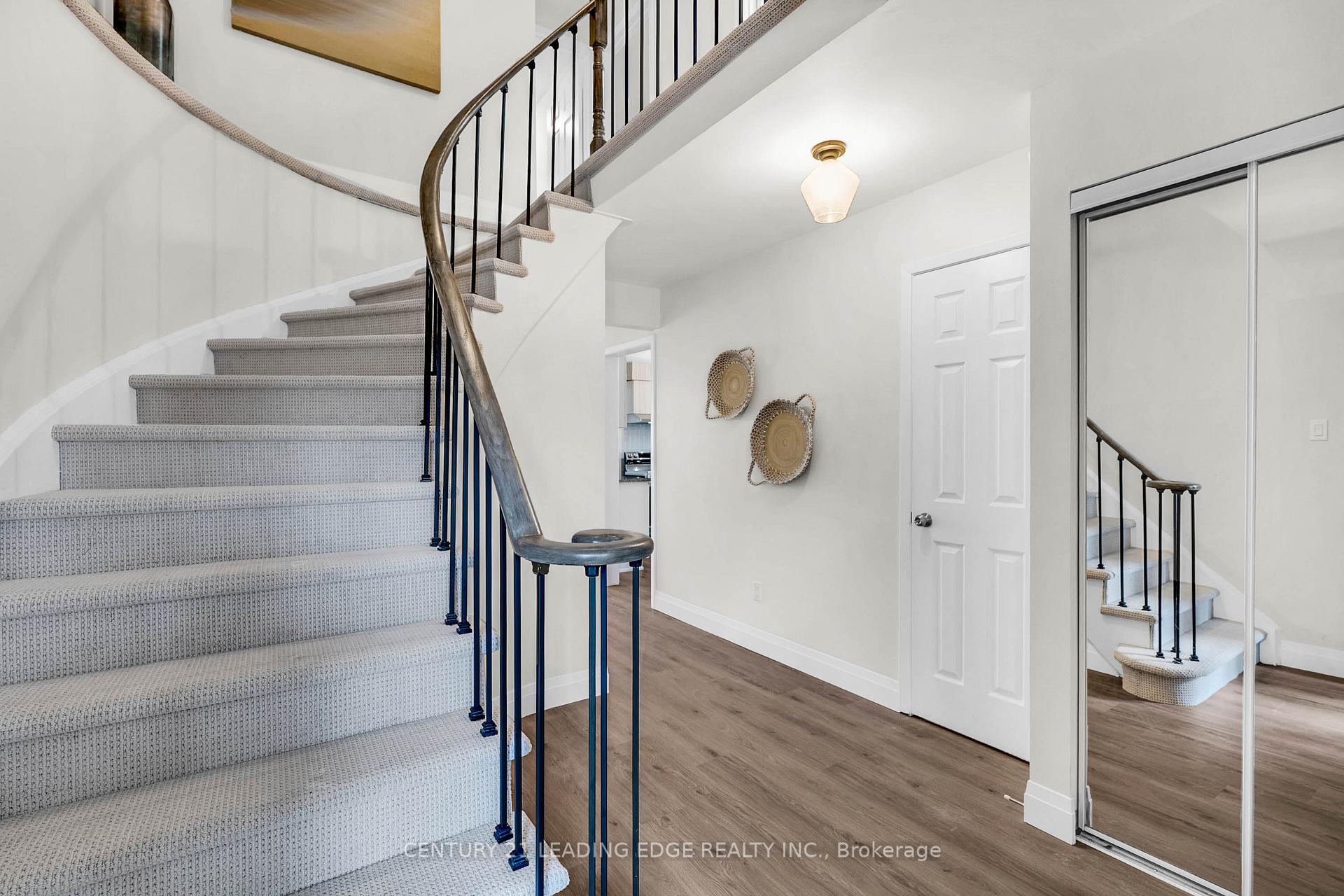 Photo 4 of 39 Lavron Court, Markham, Middlefield — HOMEH