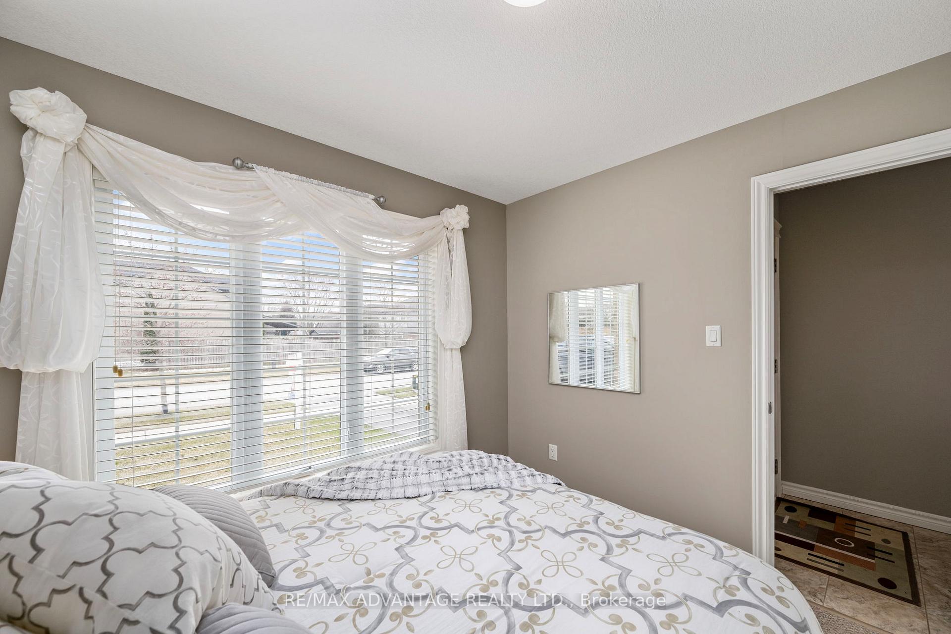 Photo 10 of 10 Stonefield Gate, Middlesex Centre, Ilderton — HOMEH