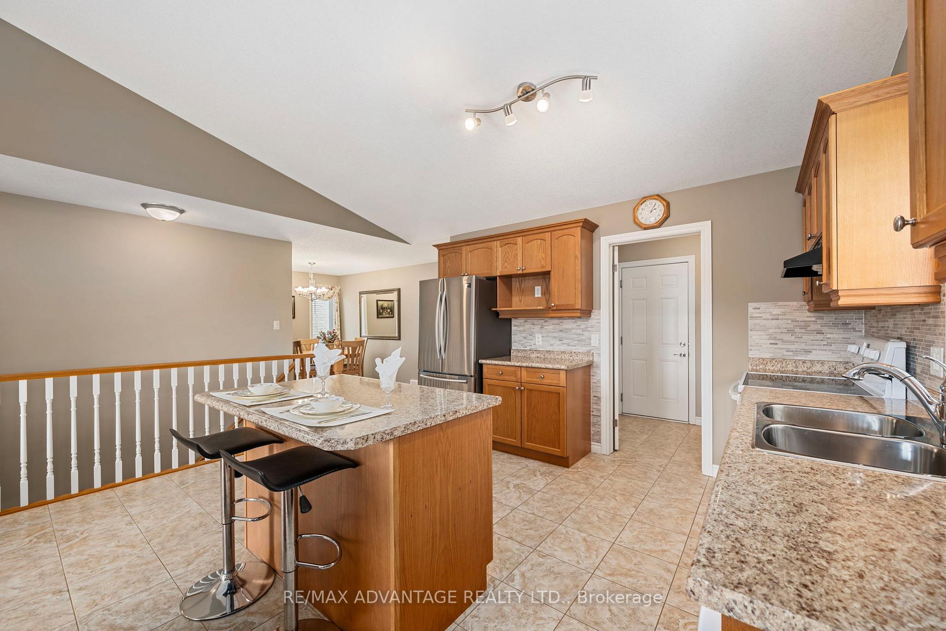 Photo 21 of 10 Stonefield Gate, Middlesex Centre, Ilderton — HOMEH