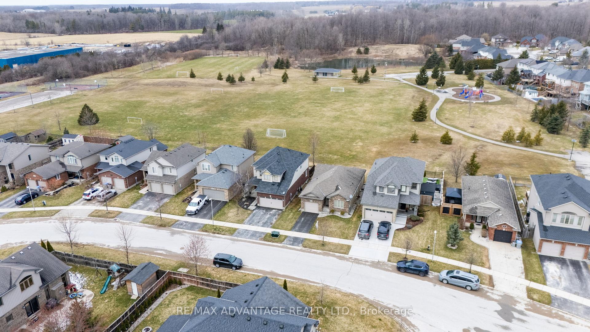 Photo 35 of 10 Stonefield Gate, Middlesex Centre, Ilderton — HOMEH