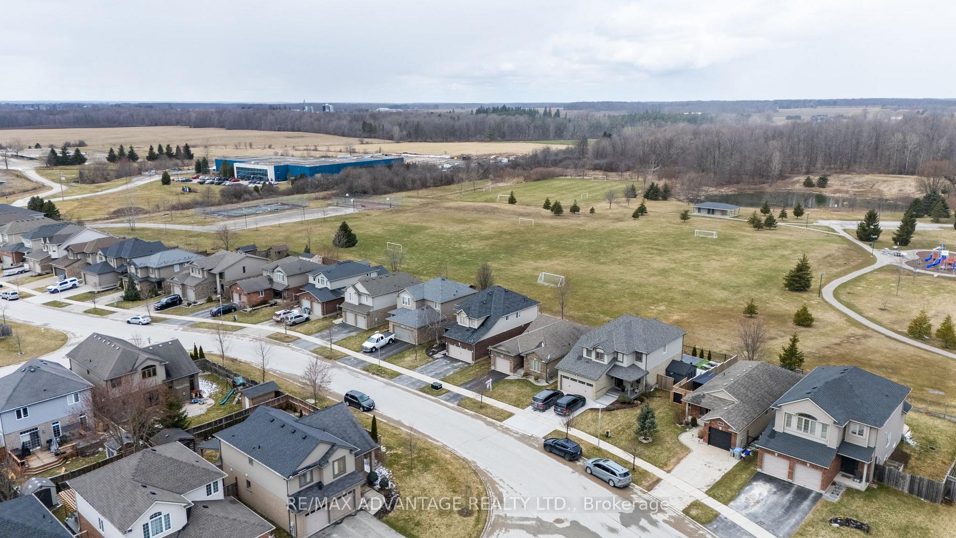 Photo 38 of 10 Stonefield Gate, Middlesex Centre, Ilderton — HOMEH