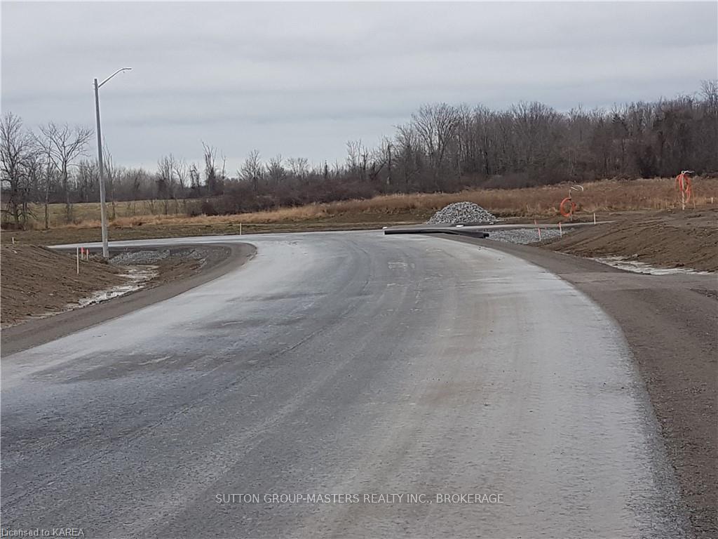 Photo 8 of 213 Mann Drive, Kingston, City North of 401 — HOMEH