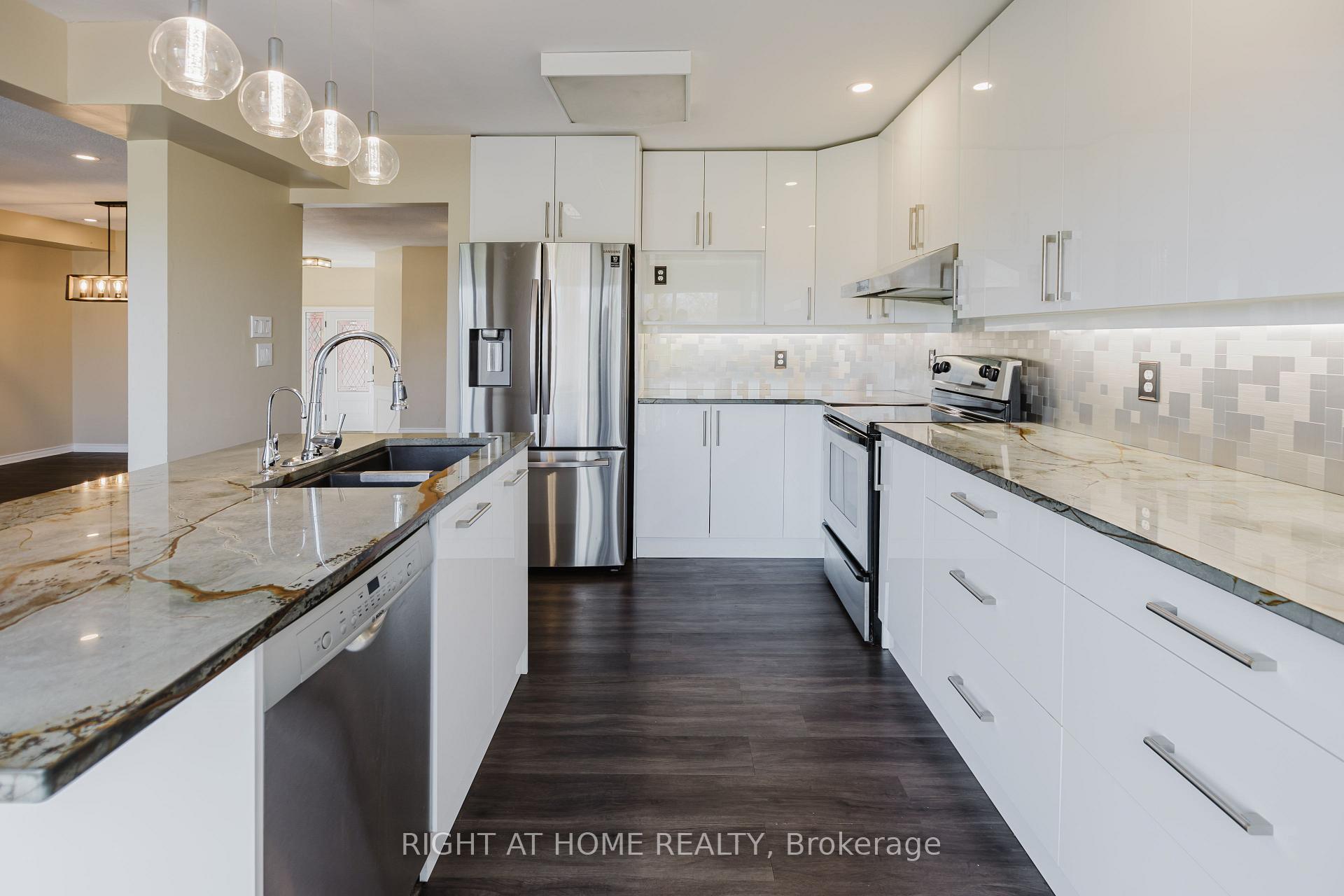 Photo 13 of 17 Windeyer Crescent E, Ottawa, Kanata - Kanata Lakes/Heritage Hills — HOMEH
