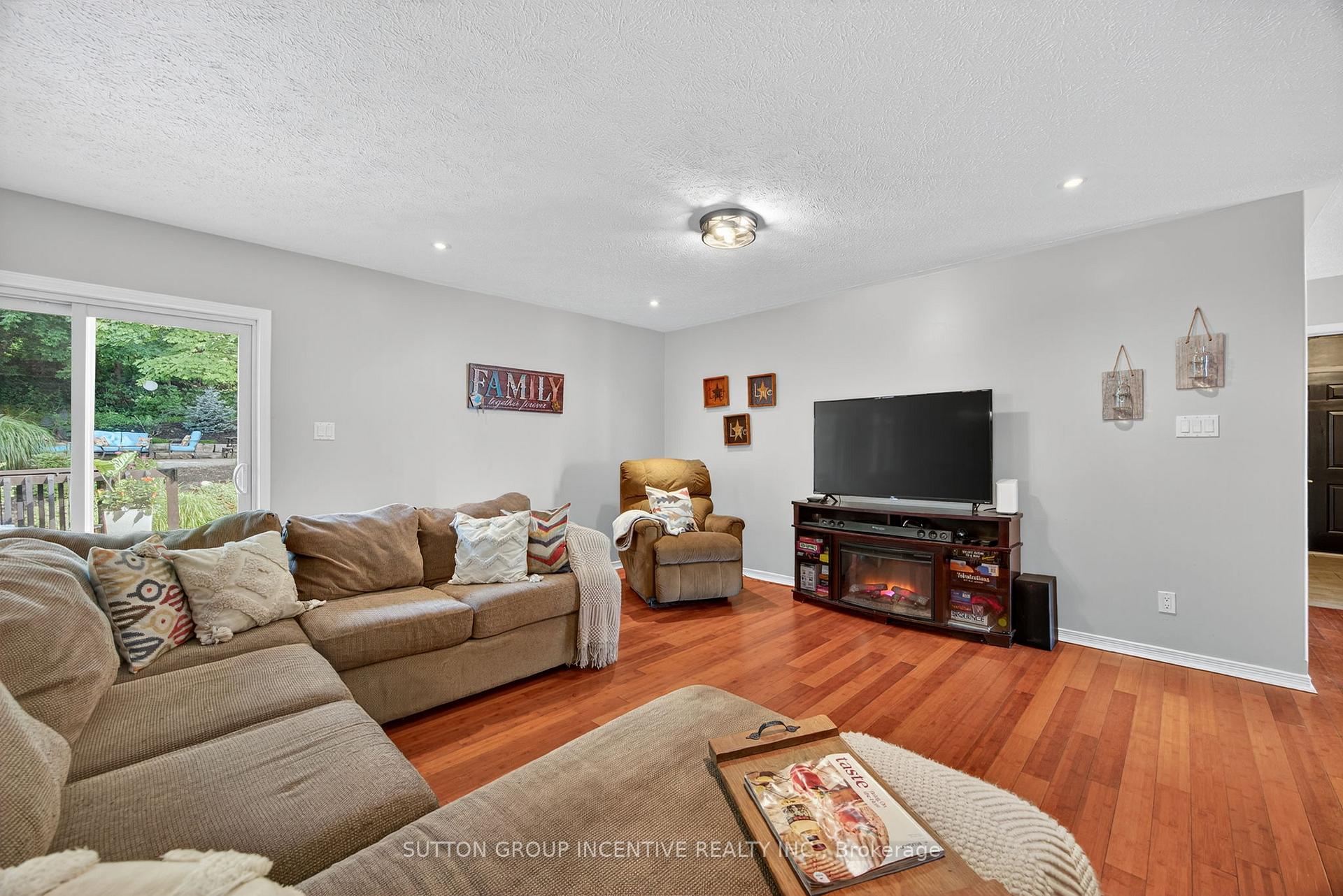 Photo 4 of 1084 Harbourview Drive, Midland — HOMEH