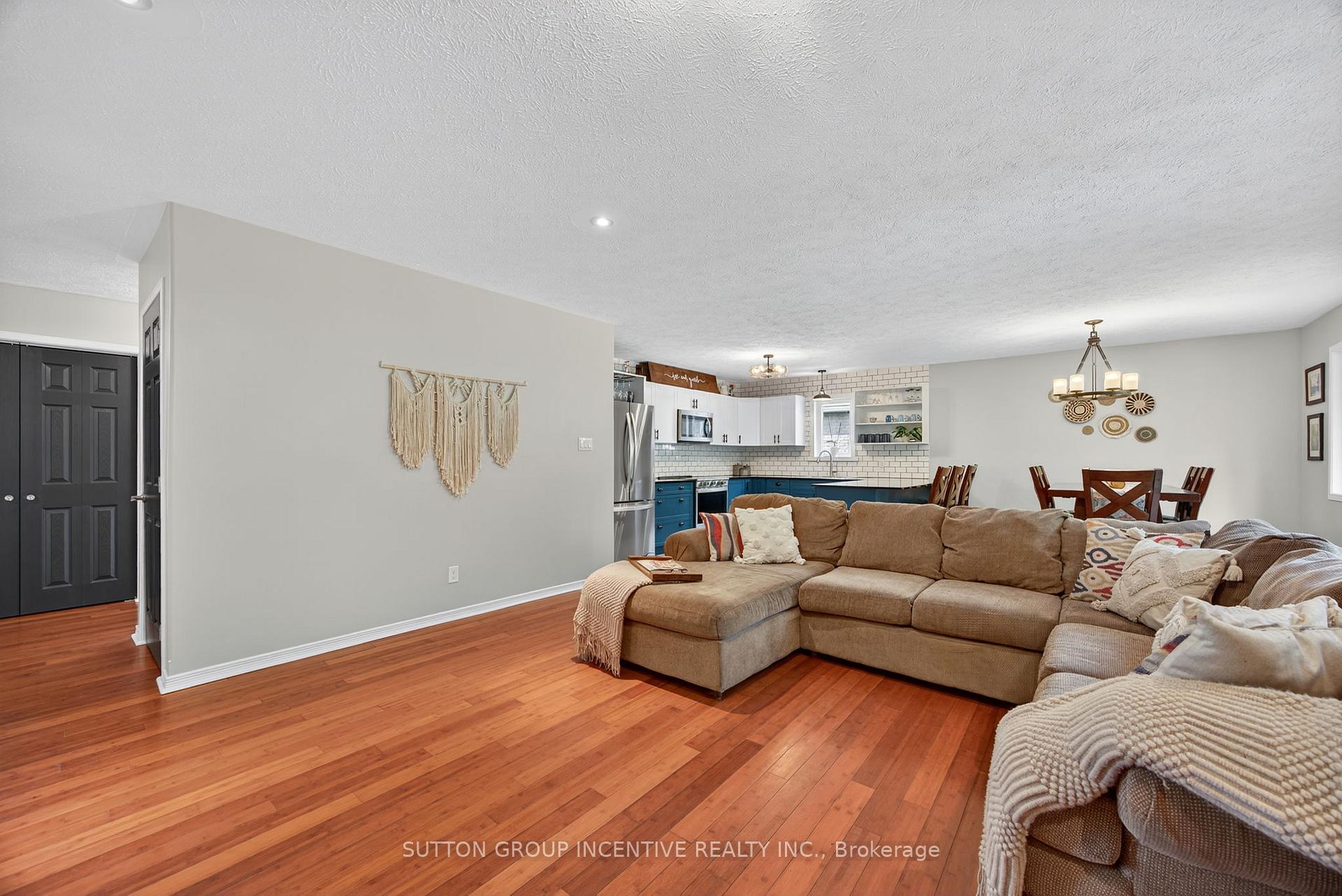 Photo 5 of 1084 Harbourview Drive, Midland — HOMEH