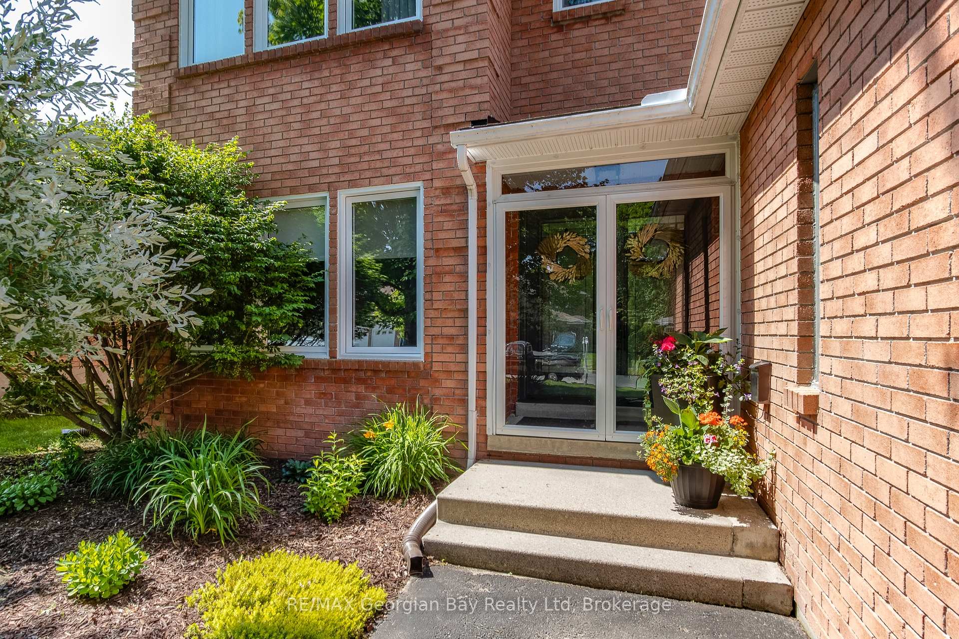 Photo 2 of 992 Dominion Avenue, Midland — HOMEH
