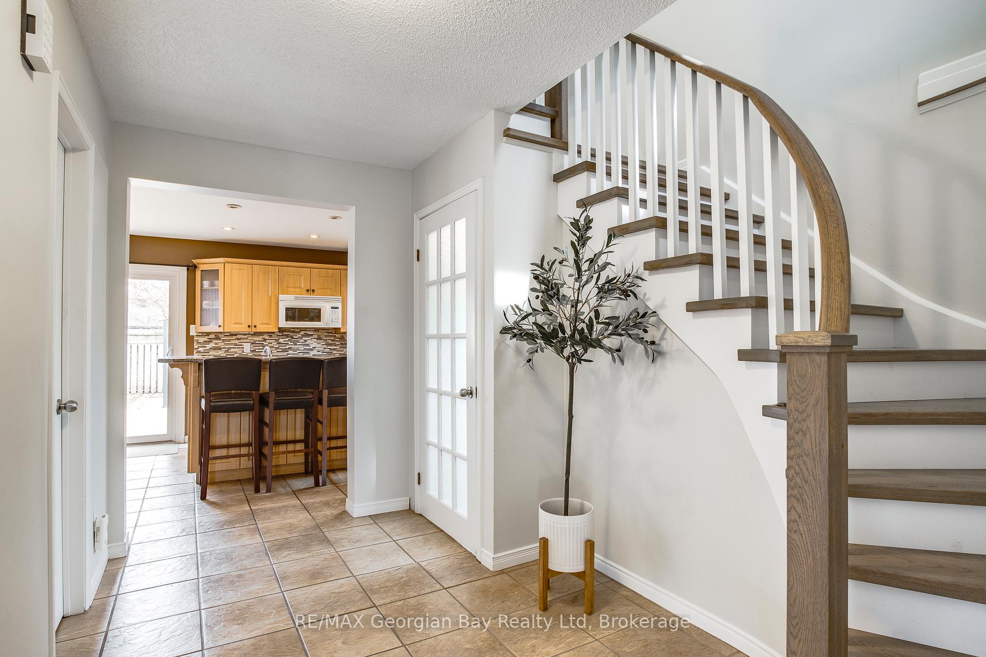 Photo 5 of 992 Dominion Avenue, Midland — HOMEH