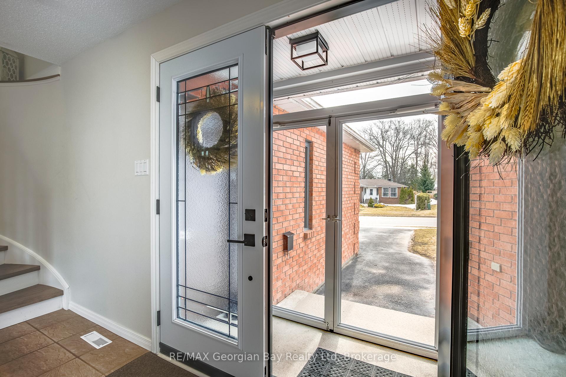 Photo 6 of 992 Dominion Avenue, Midland — HOMEH
