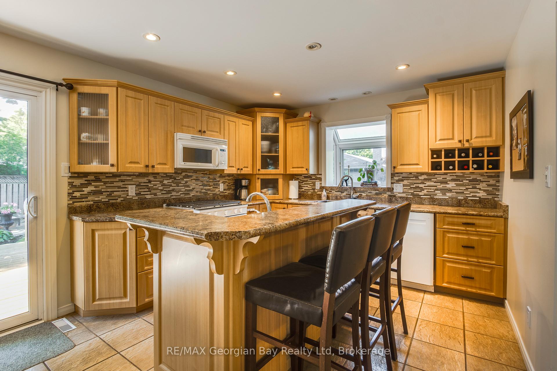Photo 20 of 992 Dominion Avenue, Midland — HOMEH