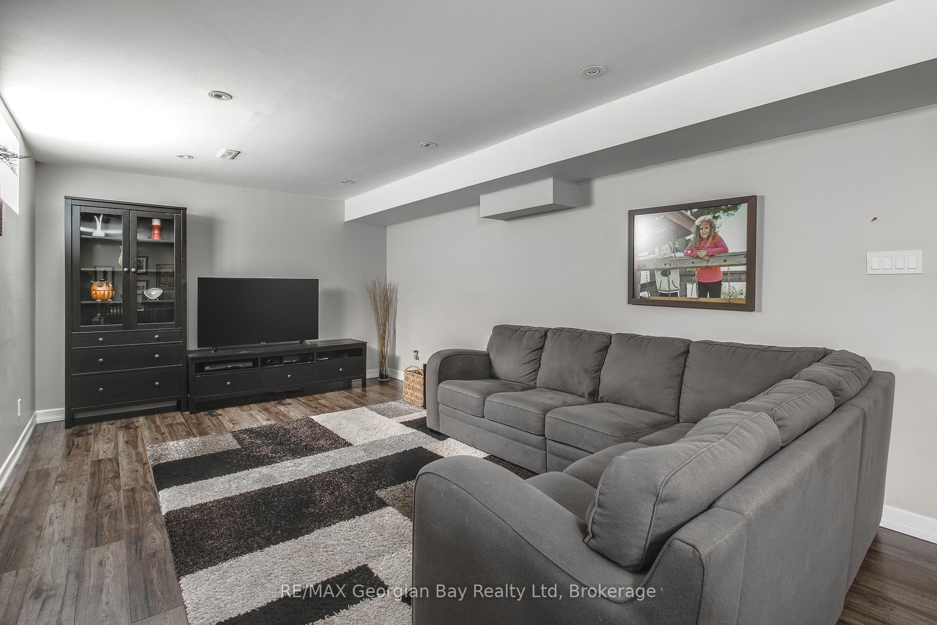 Photo 32 of 992 Dominion Avenue, Midland — HOMEH