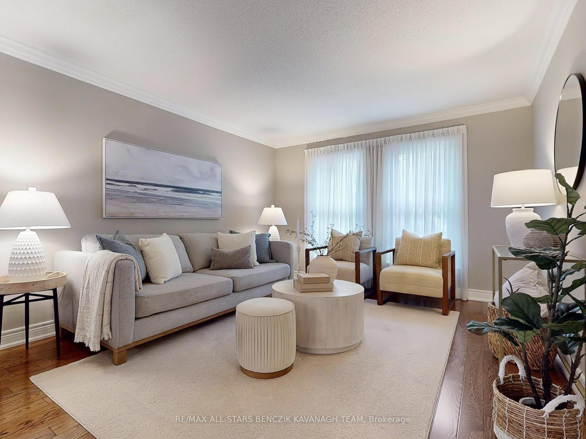 Photo 4 of 3 West Side Drive, Markham, Markville — HOMEH