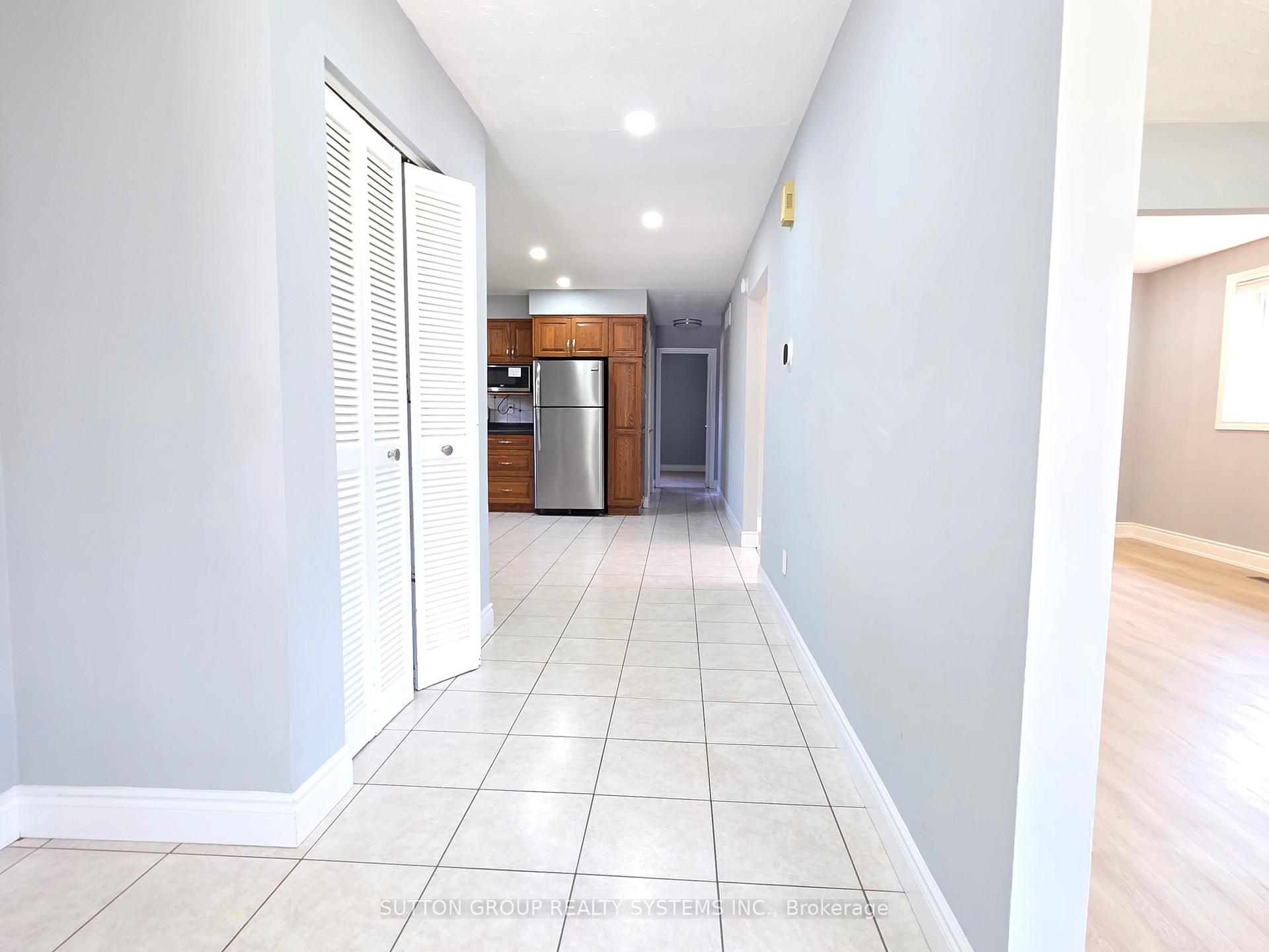 Photo 3 of 194 Solomon Crescent, Hamilton, Trenholme — HOMEH
