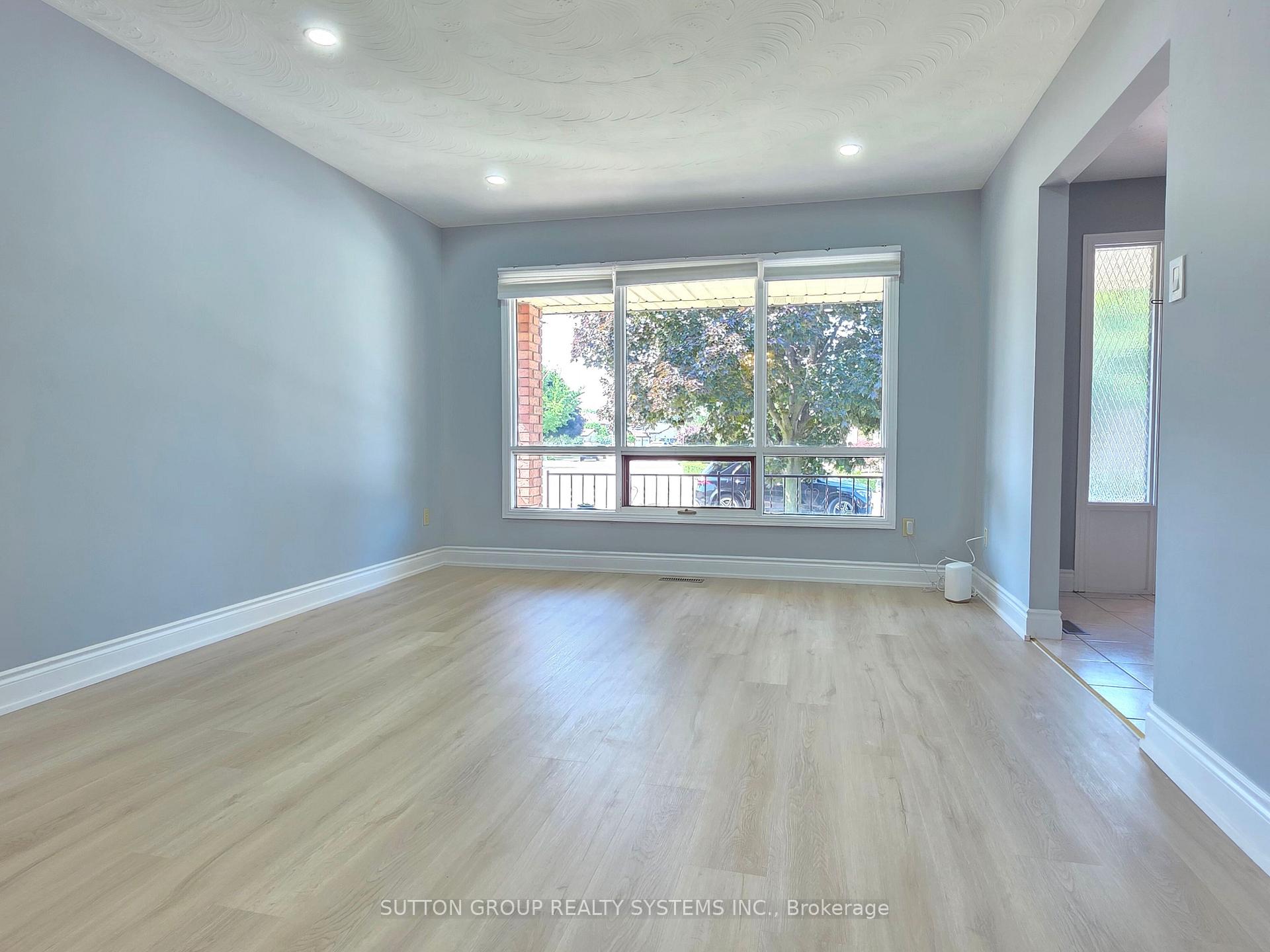 Photo 5 of 194 Solomon Crescent, Hamilton, Trenholme — HOMEH
