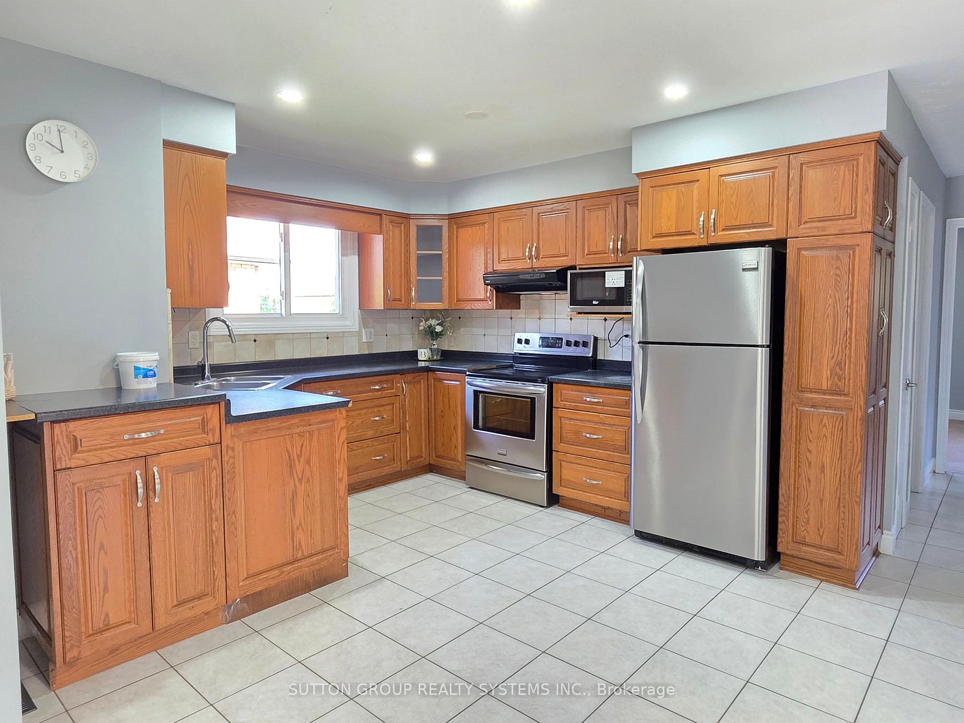 Photo 8 of 194 Solomon Crescent, Hamilton, Trenholme — HOMEH