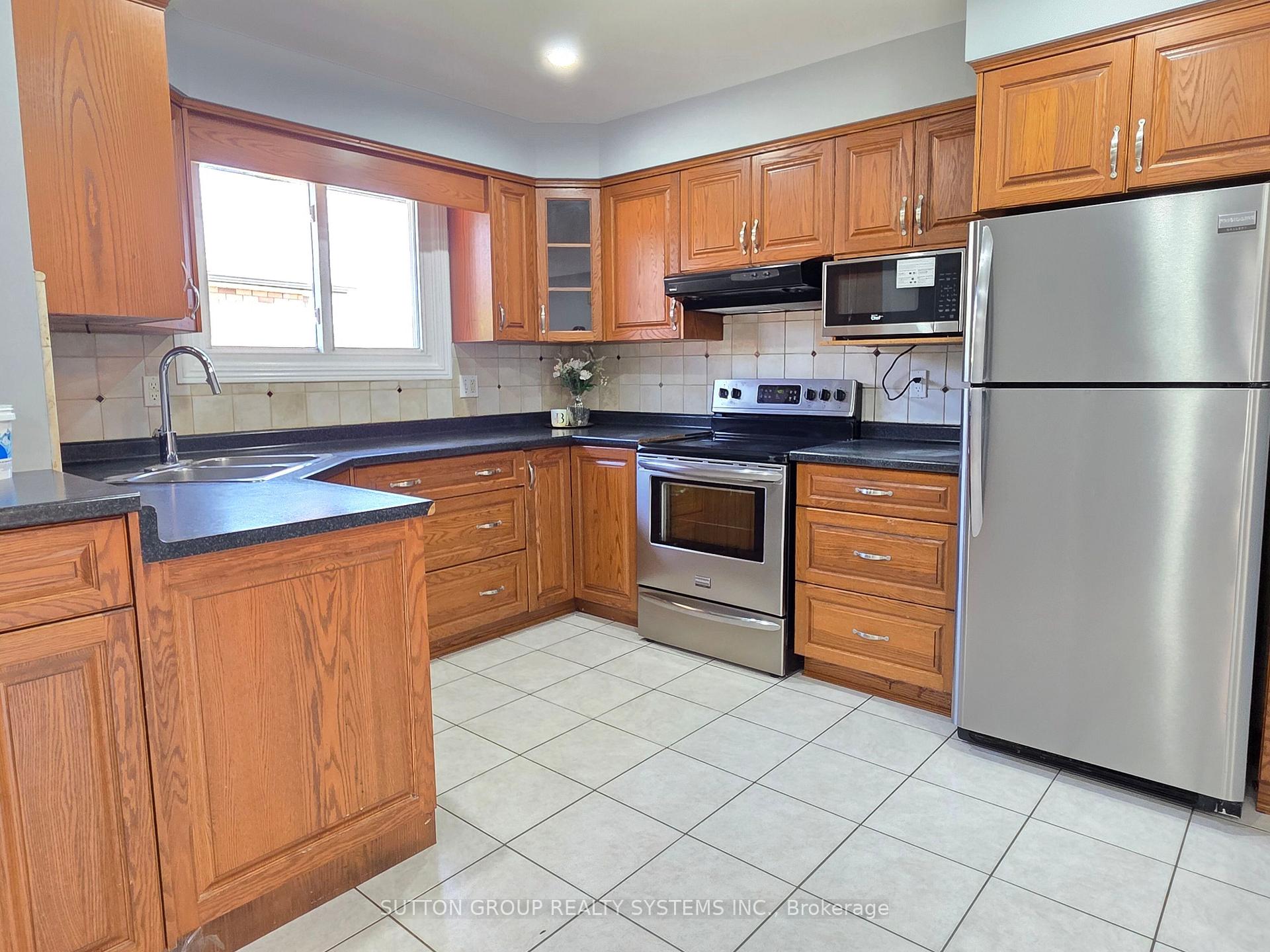 Photo 9 of 194 Solomon Crescent, Hamilton, Trenholme — HOMEH