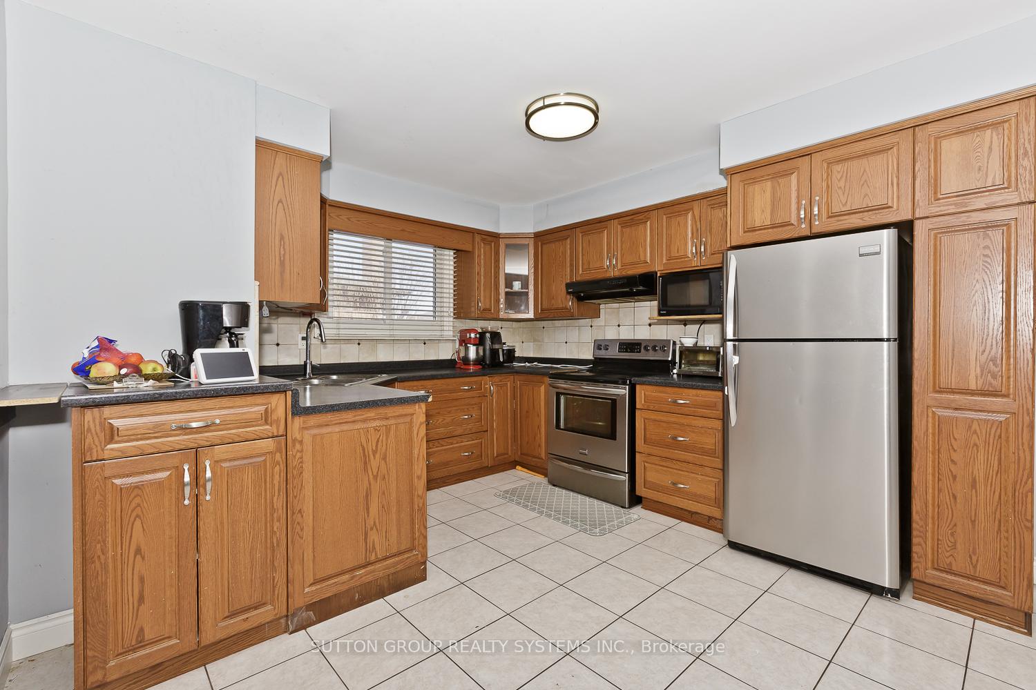 Photo 10 of 194 Solomon Crescent, Hamilton, Trenholme — HOMEH