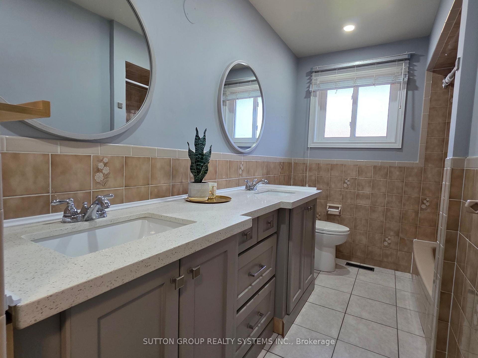 Photo 14 of 194 Solomon Crescent, Hamilton, Trenholme — HOMEH