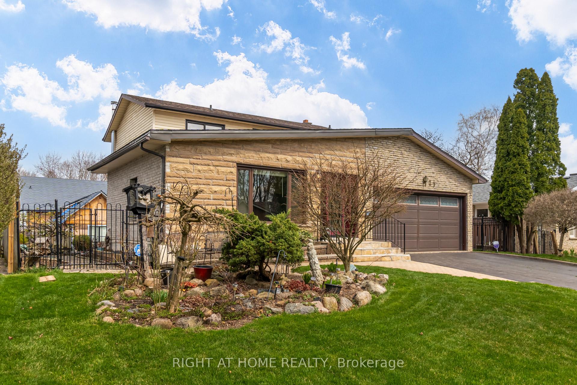 Photo 2 of 27 Sir Kay Drive, Markham, Markham Village — HOMEH