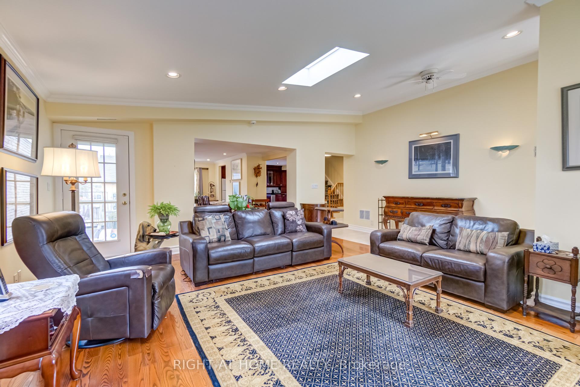 Photo 4 of 27 Sir Kay Drive, Markham, Markham Village — HOMEH