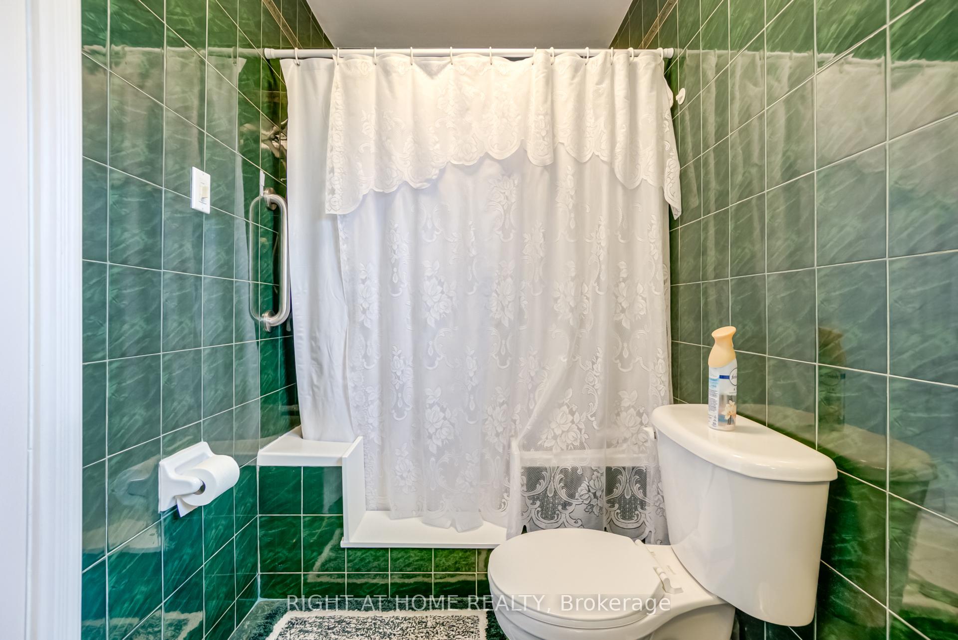 Photo 17 of 27 Sir Kay Drive, Markham, Markham Village — HOMEH