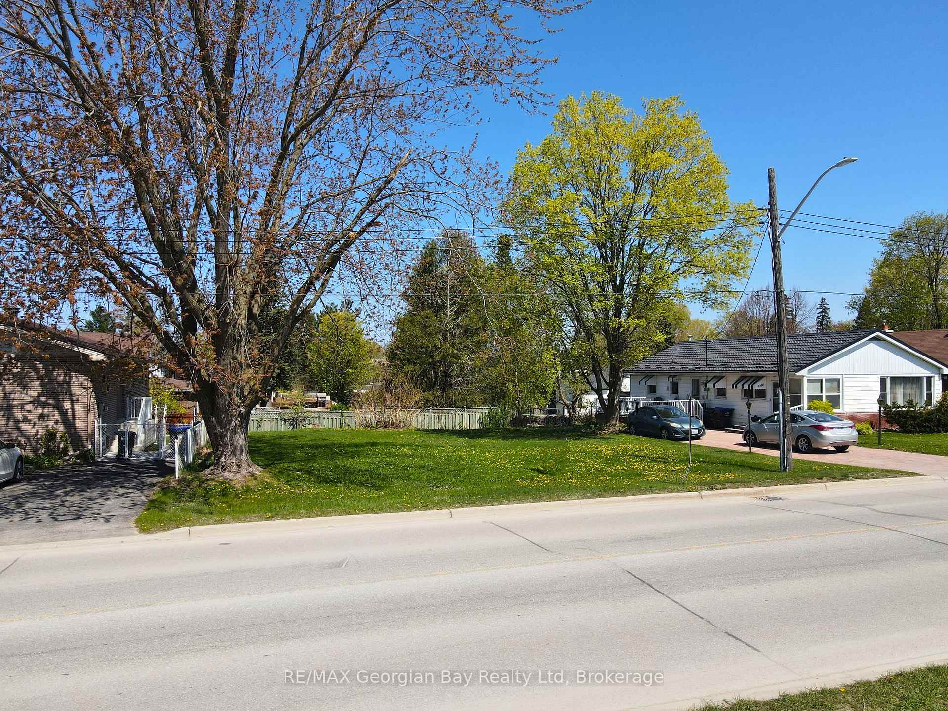 Photo 2 of 450 Robert Street, Midland — HOMEH