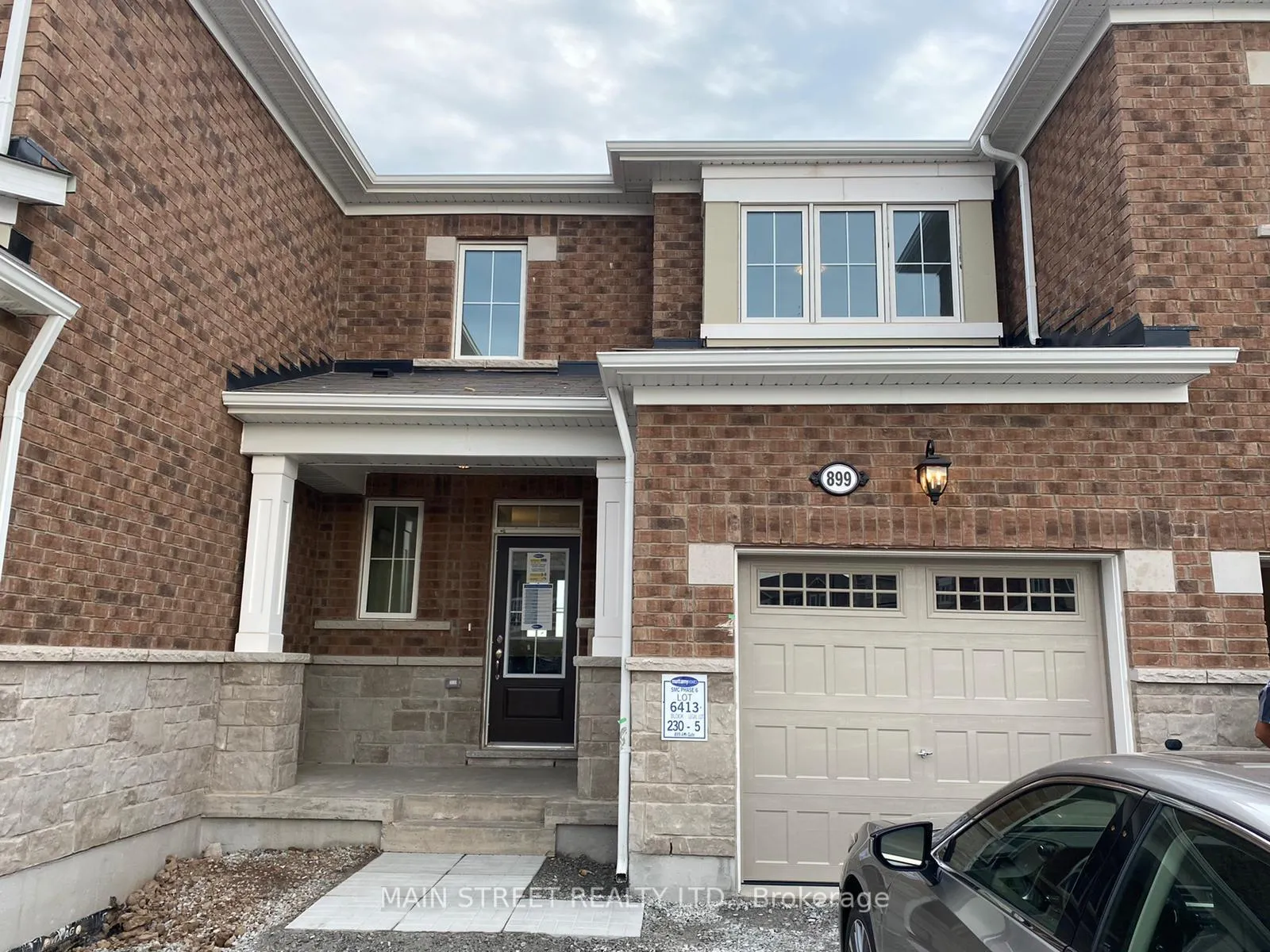 Front of 899 Ash Gate