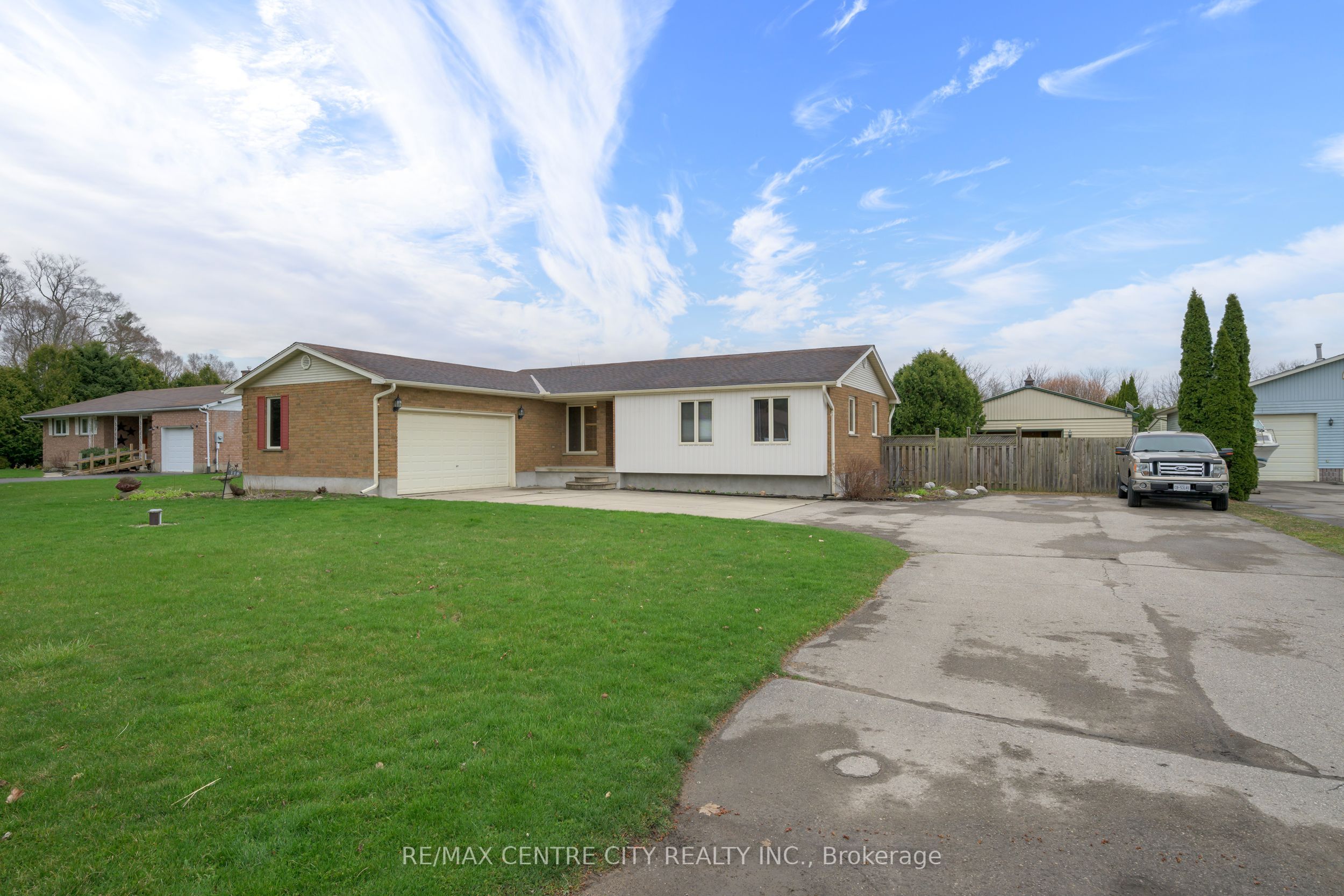 Photo 2 of 116 Huron Avenue, Middlesex Centre, Komoka — HOMEH
