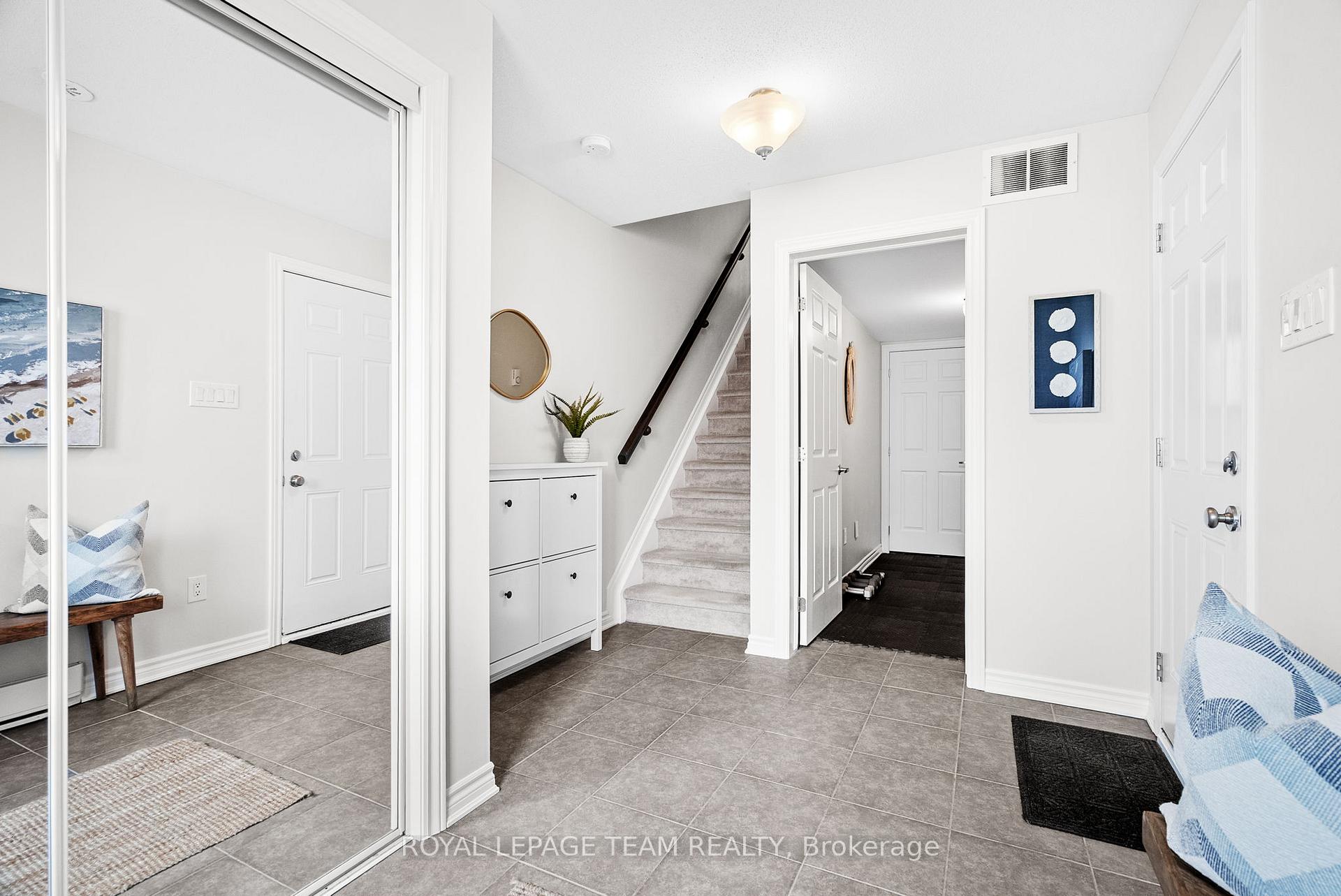 Photo 4 of 601 Meadowcreek Circle, Ottawa, Kanata - Emerald Meadows/Trailwest — HOMEH