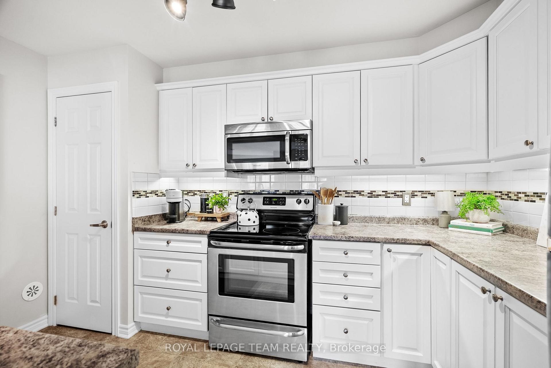 Photo 10 of 601 Meadowcreek Circle, Ottawa, Kanata - Emerald Meadows/Trailwest — HOMEH
