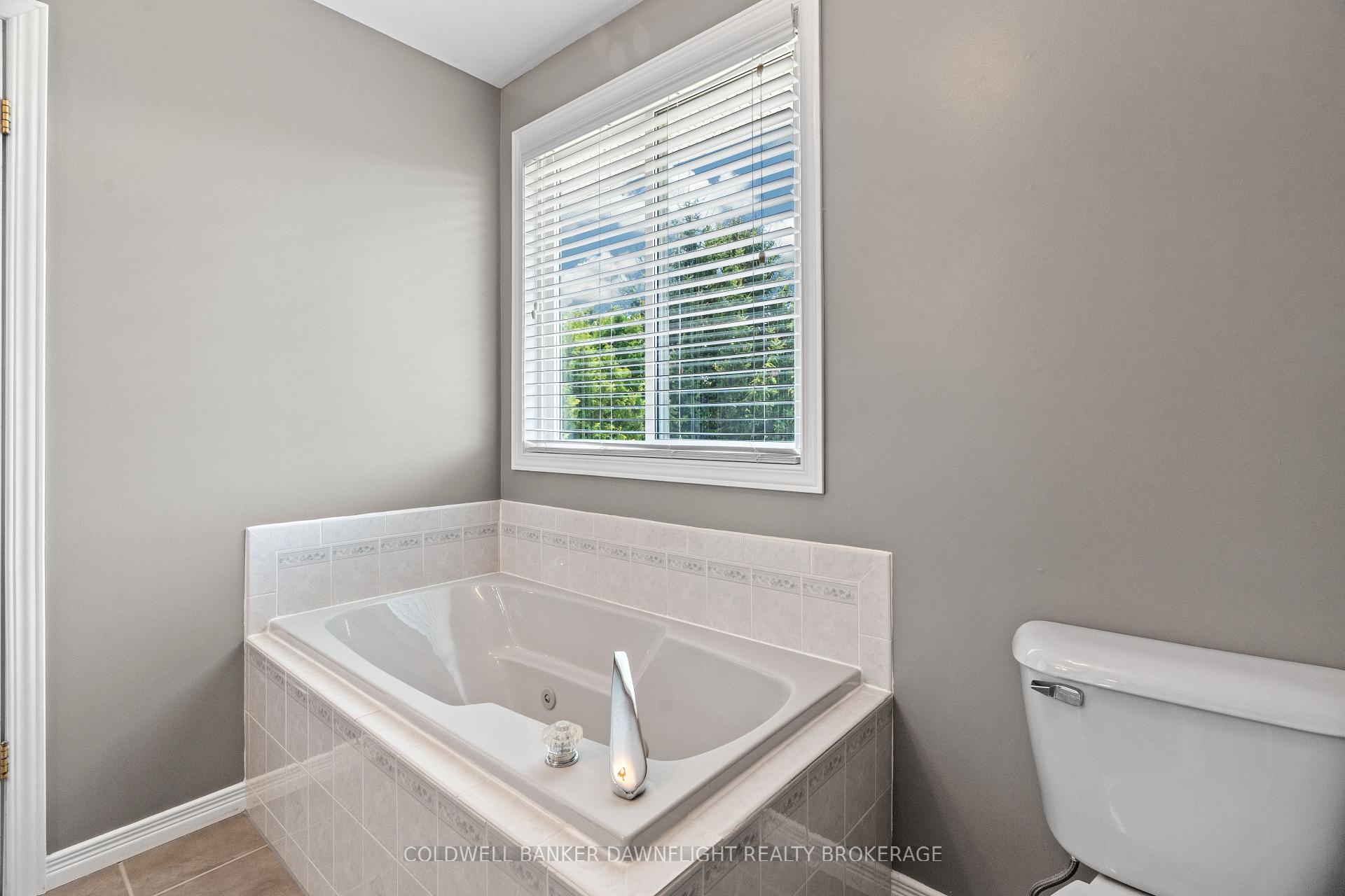 Photo 24 of 152 Salisbury Drive, Middlesex Centre, Birr — HOMEH