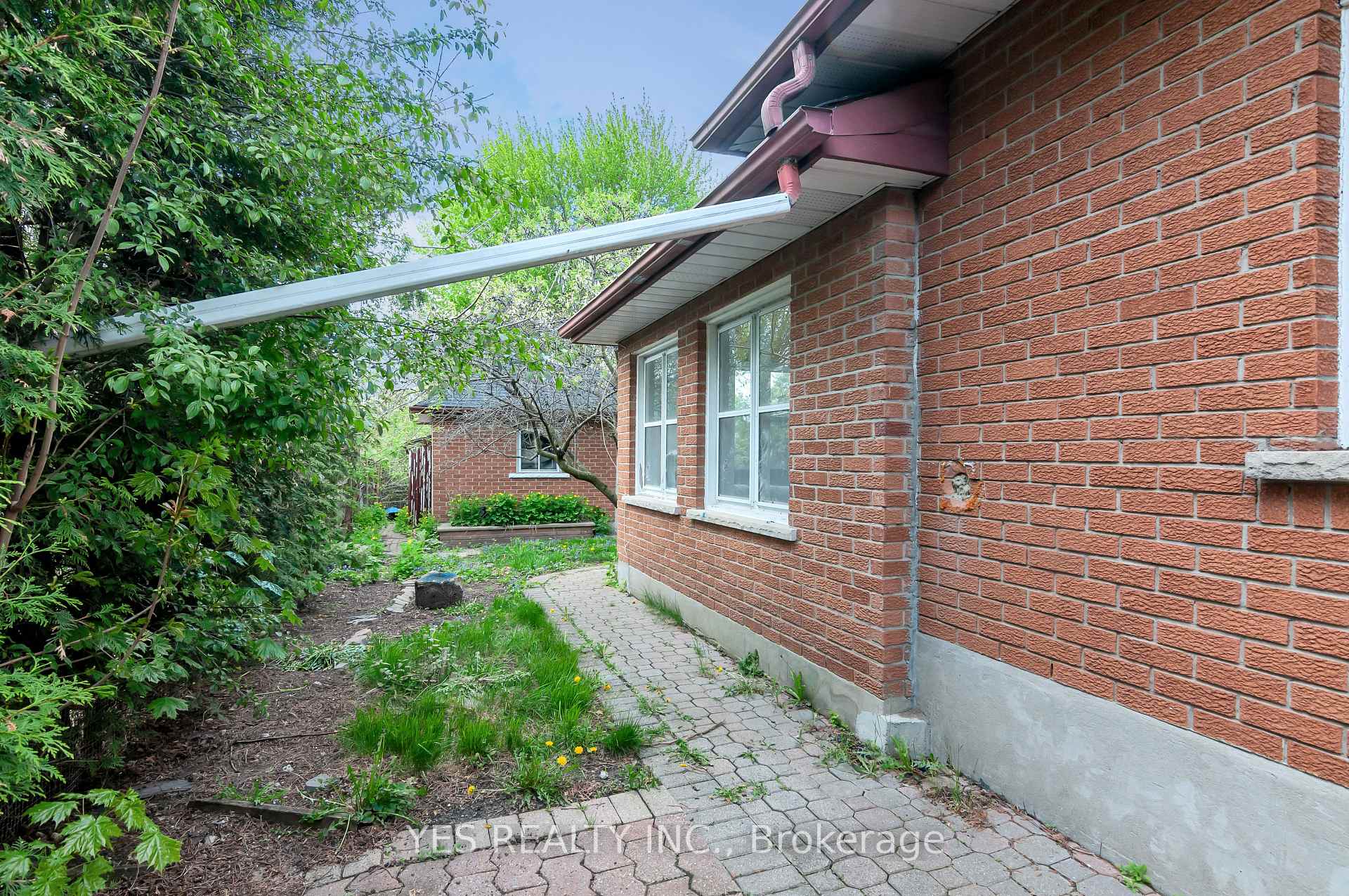 Photo 3 of 176 Kenneth Avenue, Kitchener, Stanley Park — HOMEH